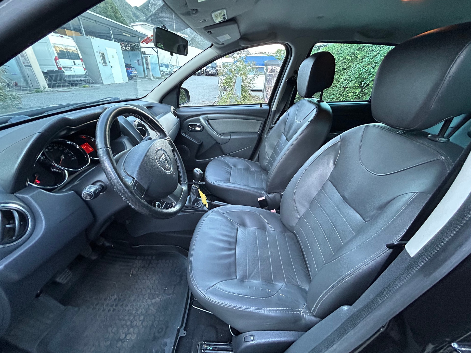 DACIA Duster 1.2 T Urban Explorer 4x4-image-11
