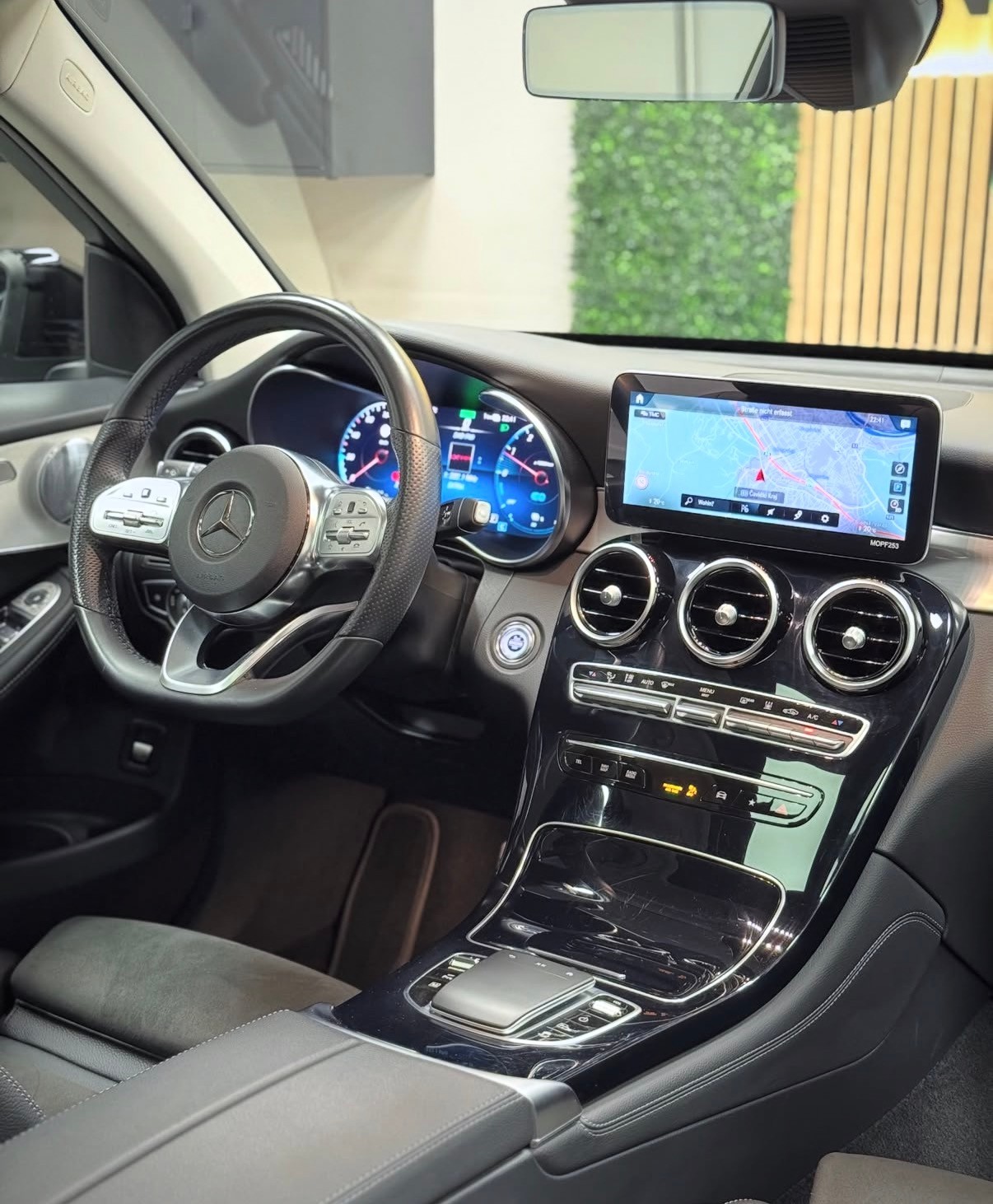 MERCEDES-BENZ GLC 300 de AMG Line 4m-image-2