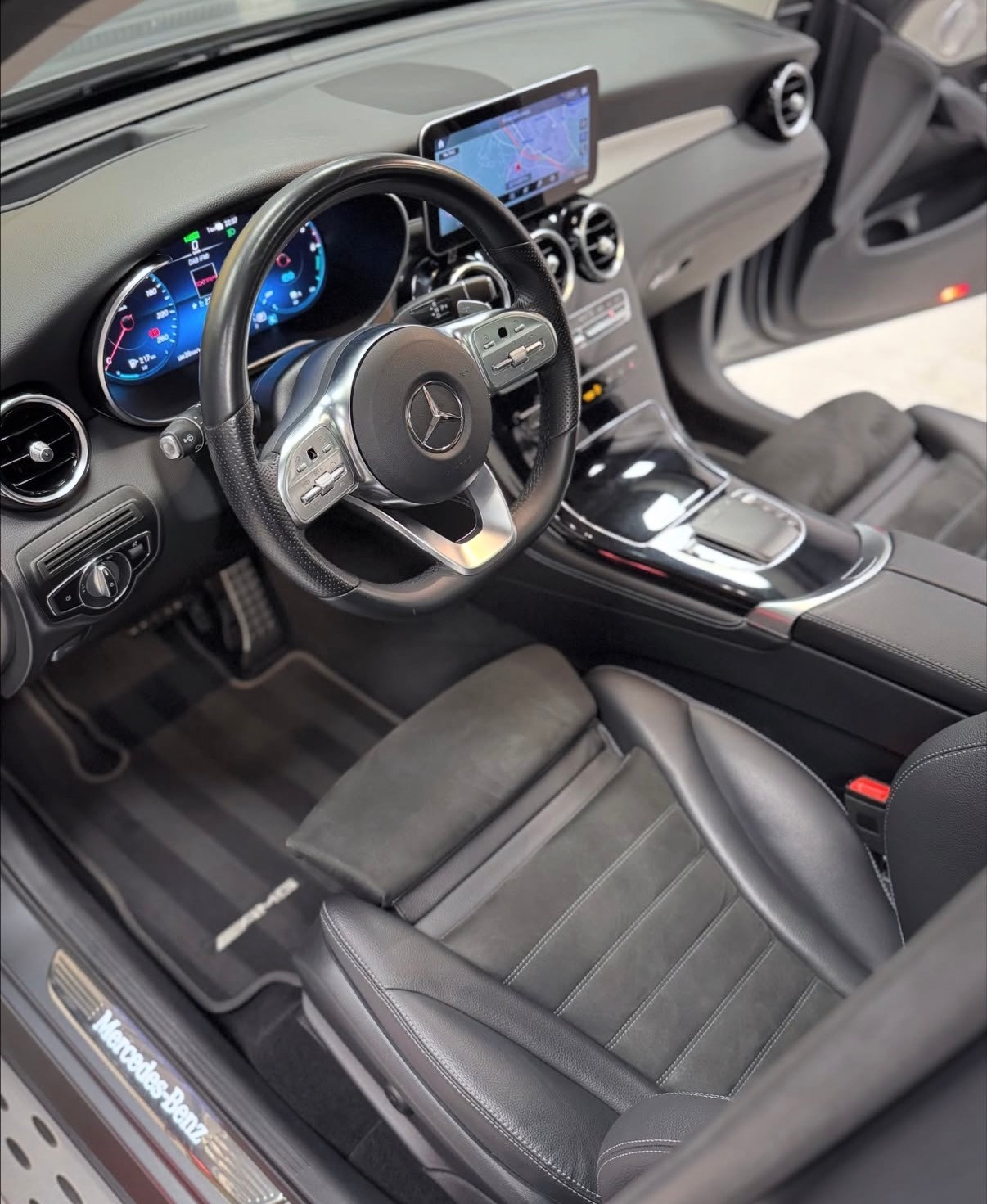 MERCEDES-BENZ GLC 300 de AMG Line 4m-image-3