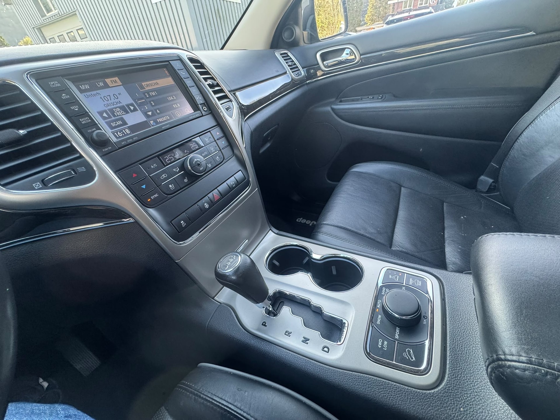 JEEP Grand Cherokee 3.0 CRD Overland Automatic-image-10