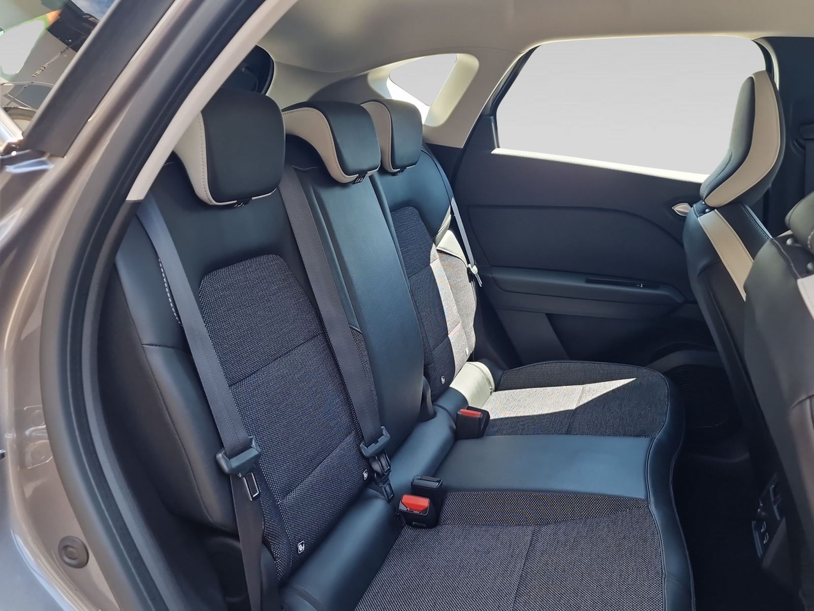 RENAULT Captur 1.3 TCe 140 Intens mild hybrid EDC-image-6