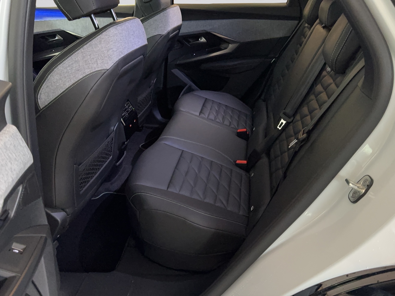 PEUGEOT 3008 NEW 73kWh GT-image-7