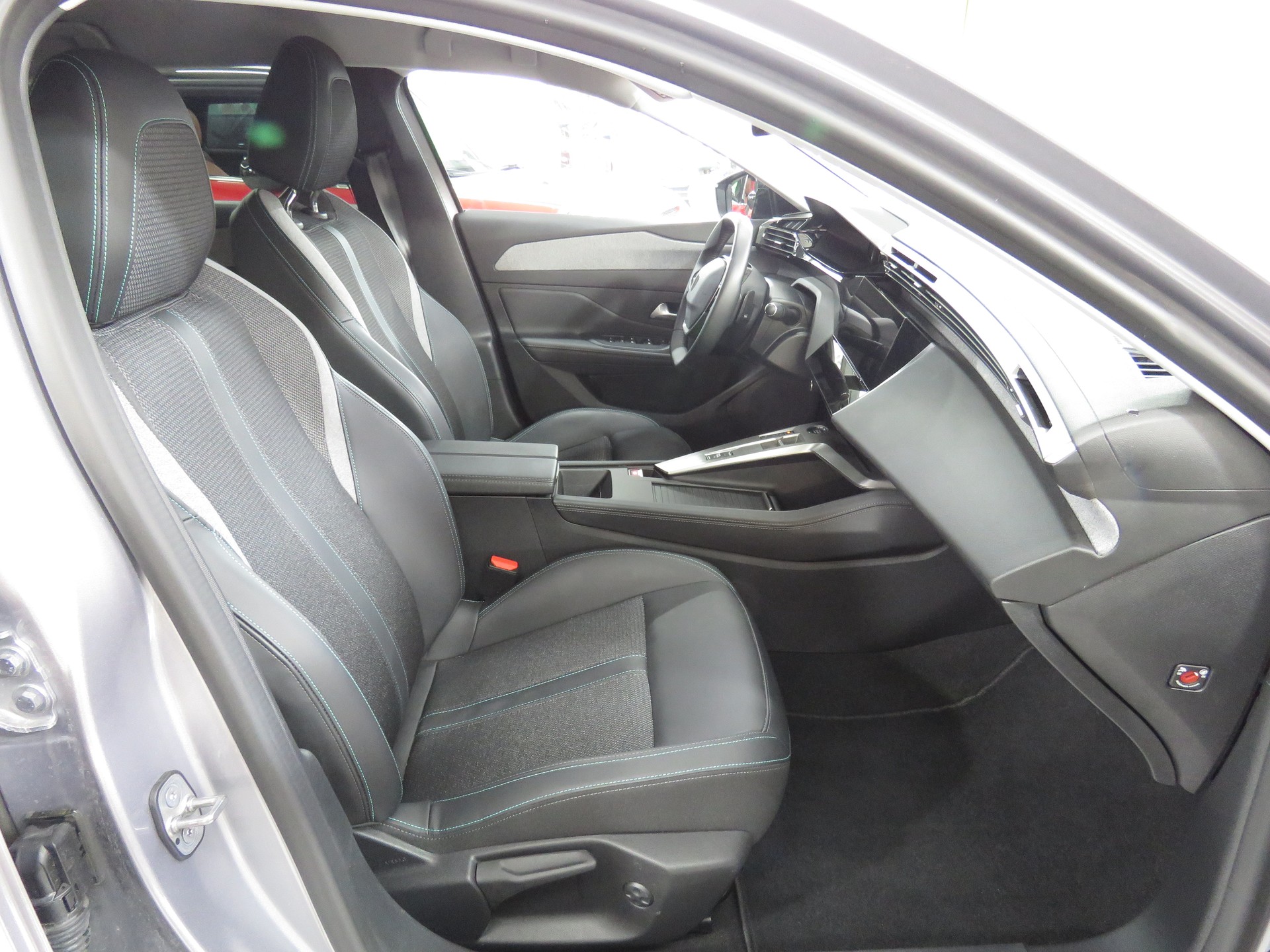 PEUGEOT 308 1.2 Pure Tech Allure EAT8 (Automat)-image-12