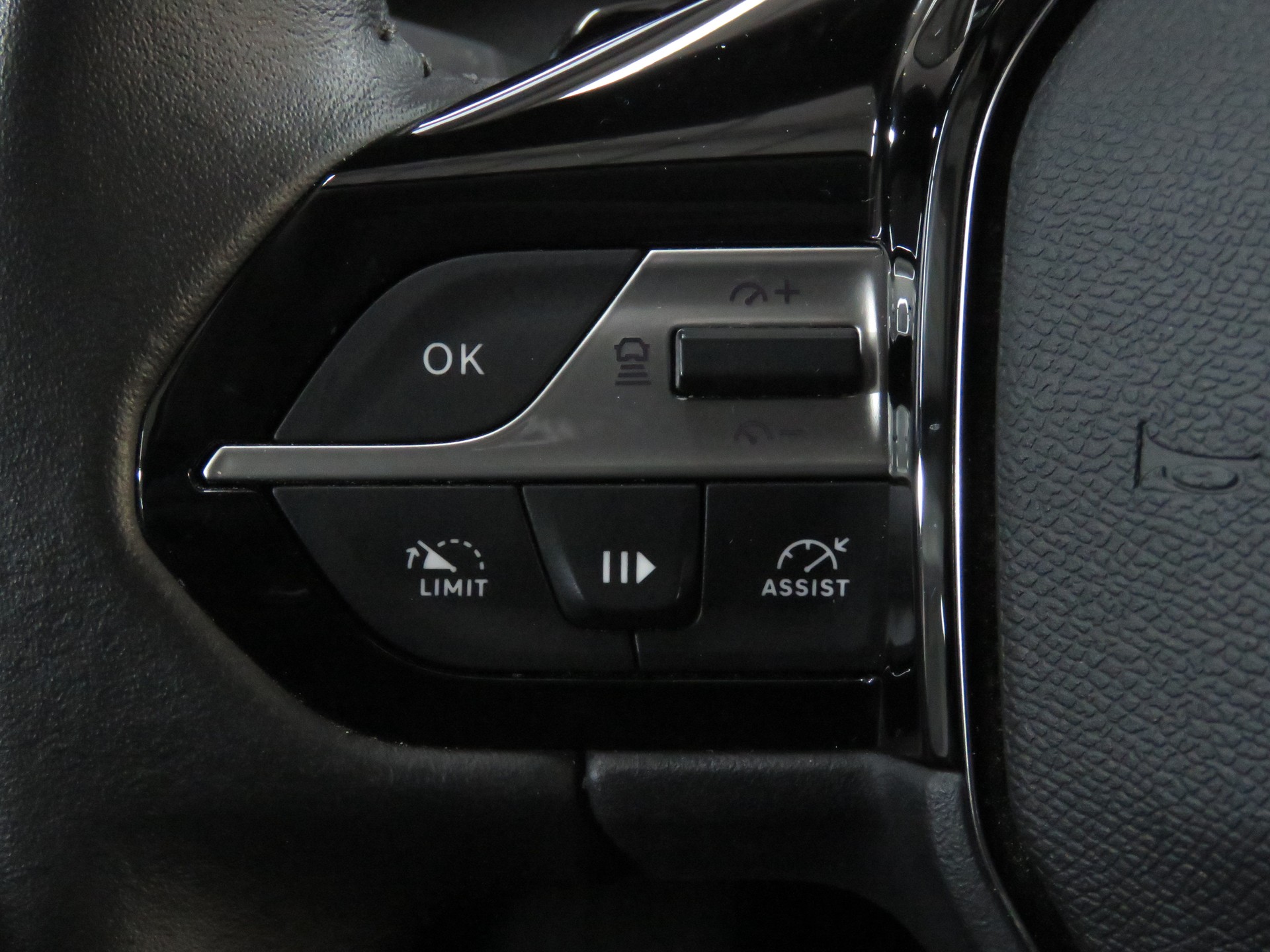PEUGEOT 308 1.2 Pure Tech Allure EAT8 (Automat)-image-19