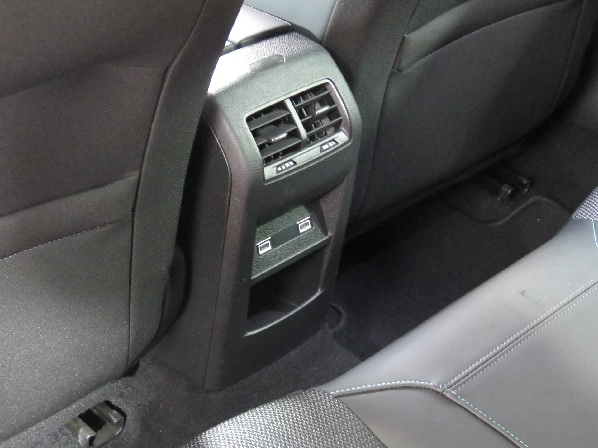 PEUGEOT 308 1.2 Pure Tech Allure EAT8 (Automat)-image-9