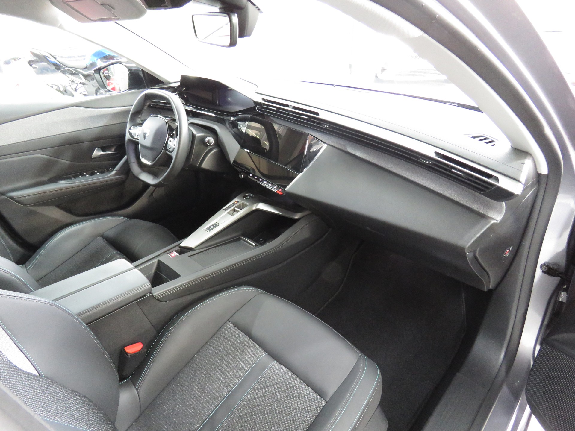 PEUGEOT 308 1.2 Pure Tech Allure EAT8 (Automat)-image-11