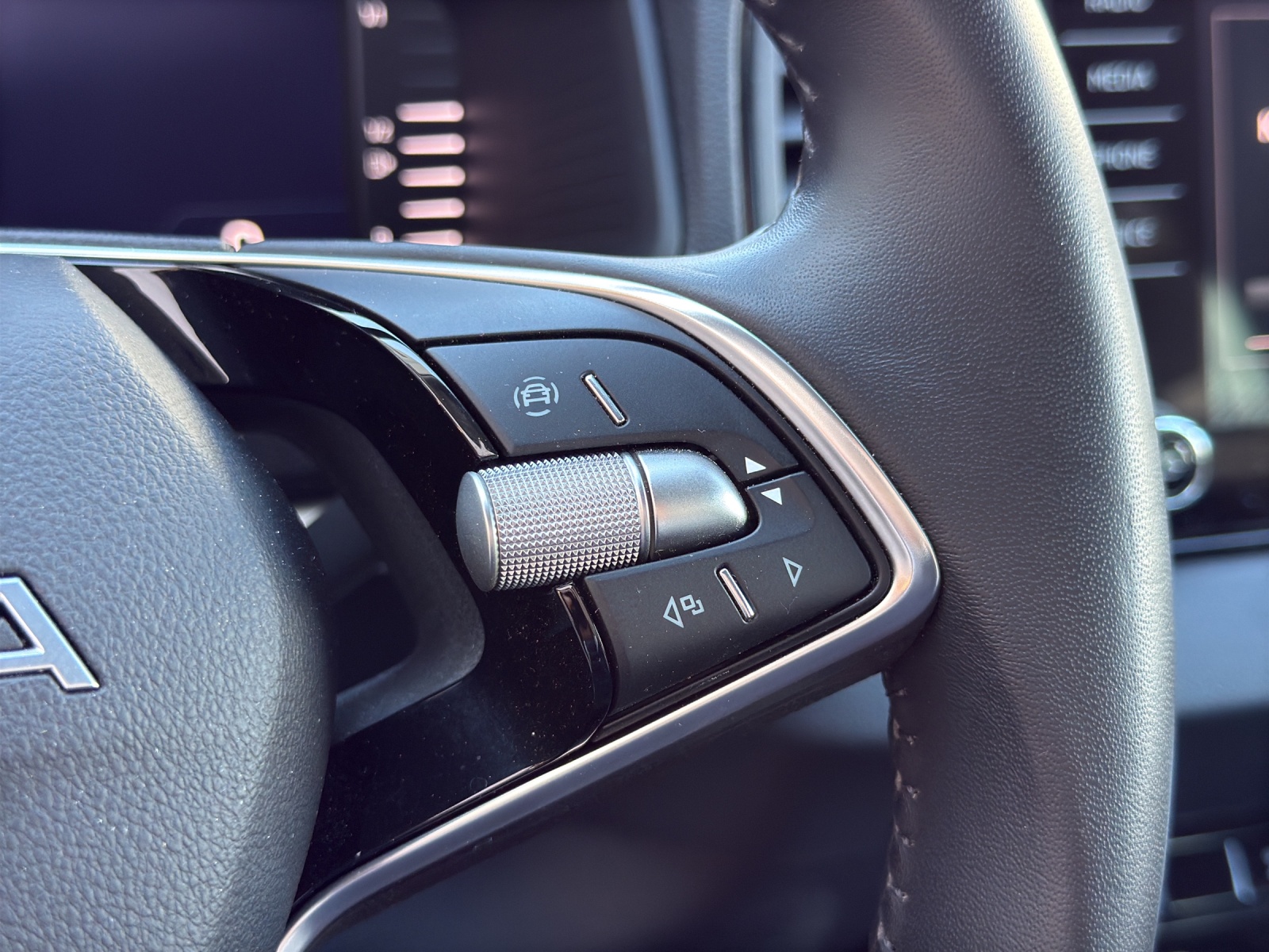 SKODA Karoq 1.5 TSI Selection DSG-image-23