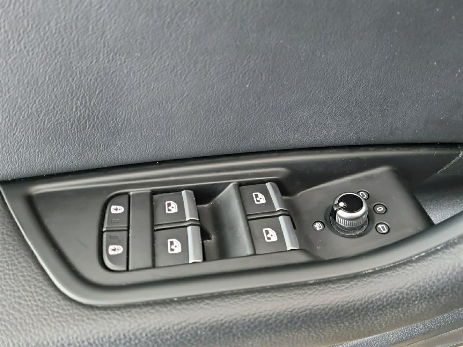 AUDI A4 Avant S line 40 TDI quattro S tronic-image-8