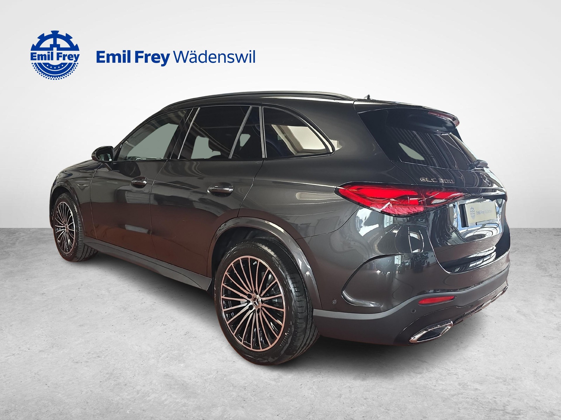 MERCEDES-BENZ GLC 300 4MATIC AMG Line-image-2