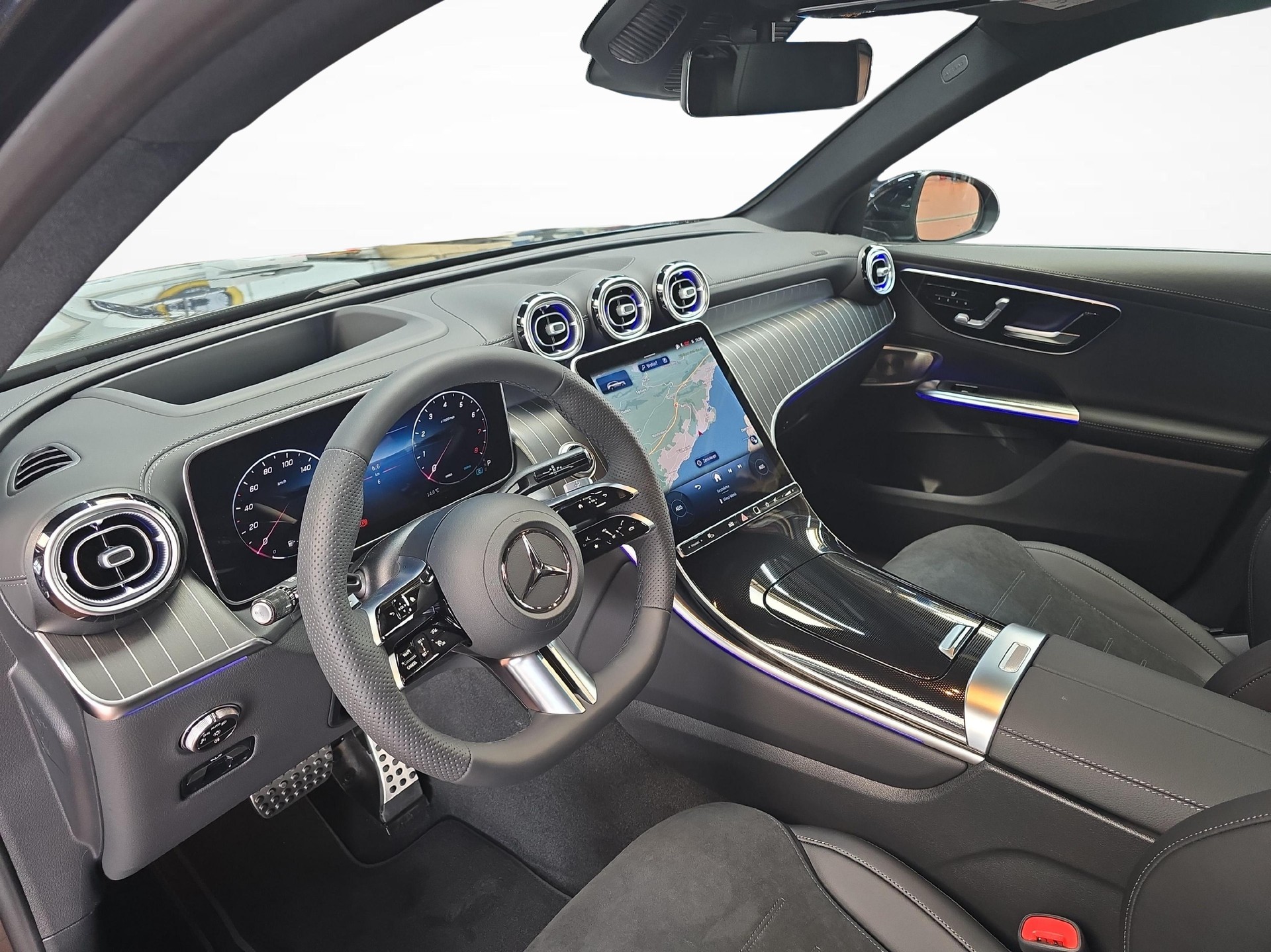 MERCEDES-BENZ GLC 300 4MATIC AMG Line-image-4