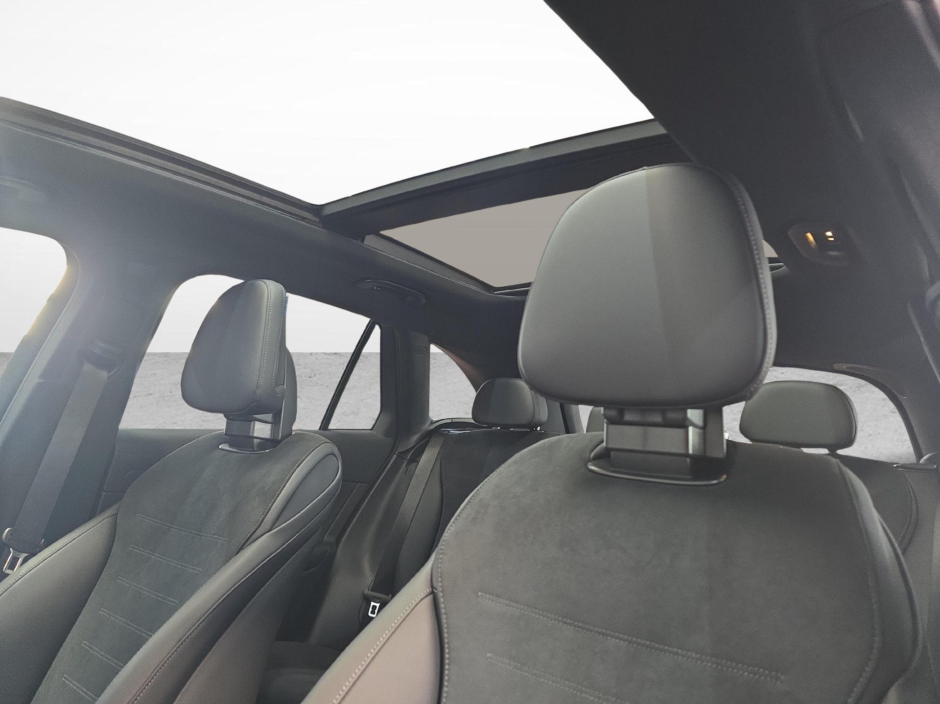 MERCEDES-BENZ GLC 300 4MATIC AMG Line-image-9
