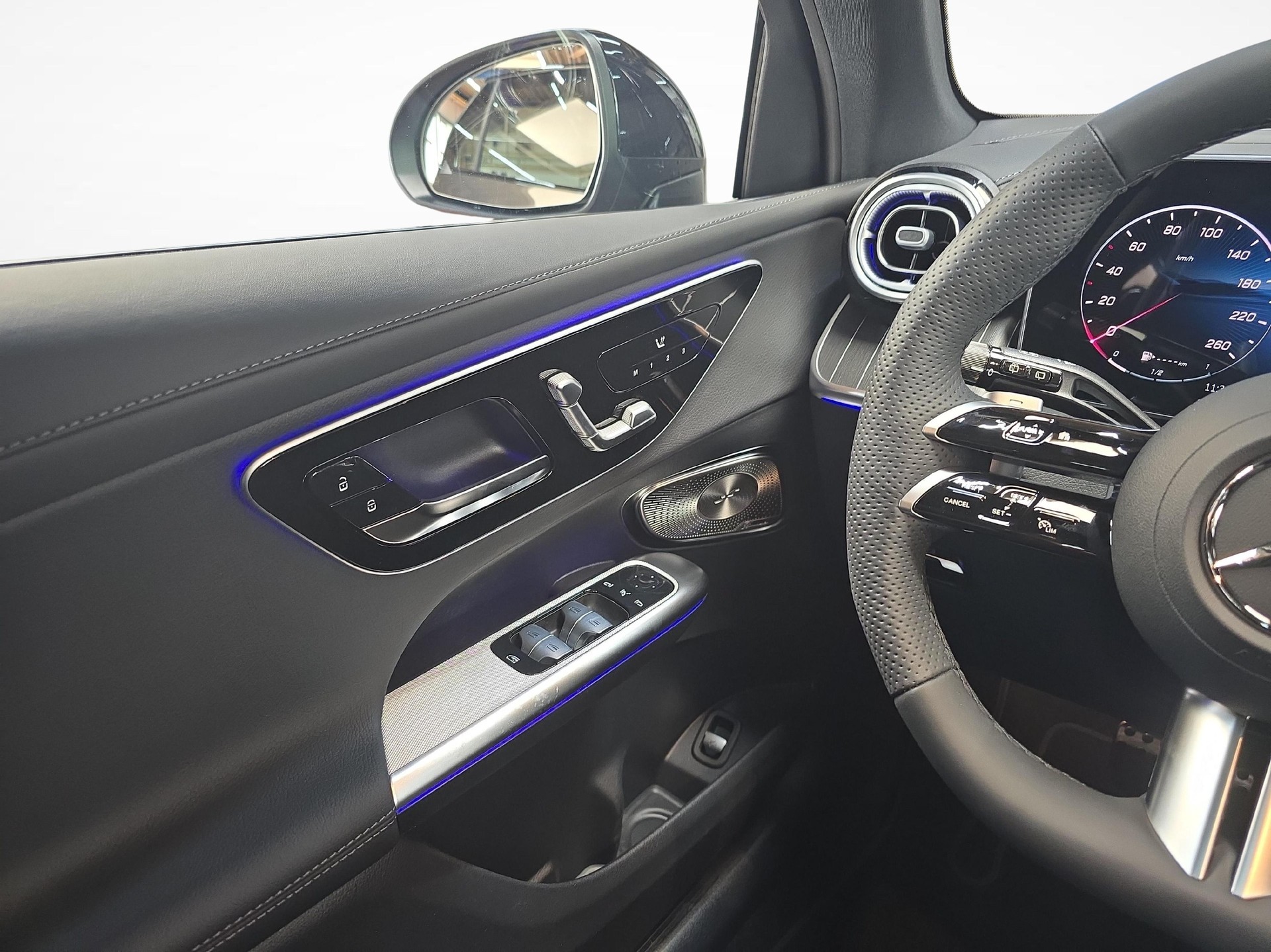 MERCEDES-BENZ GLC 300 4MATIC AMG Line-image-7