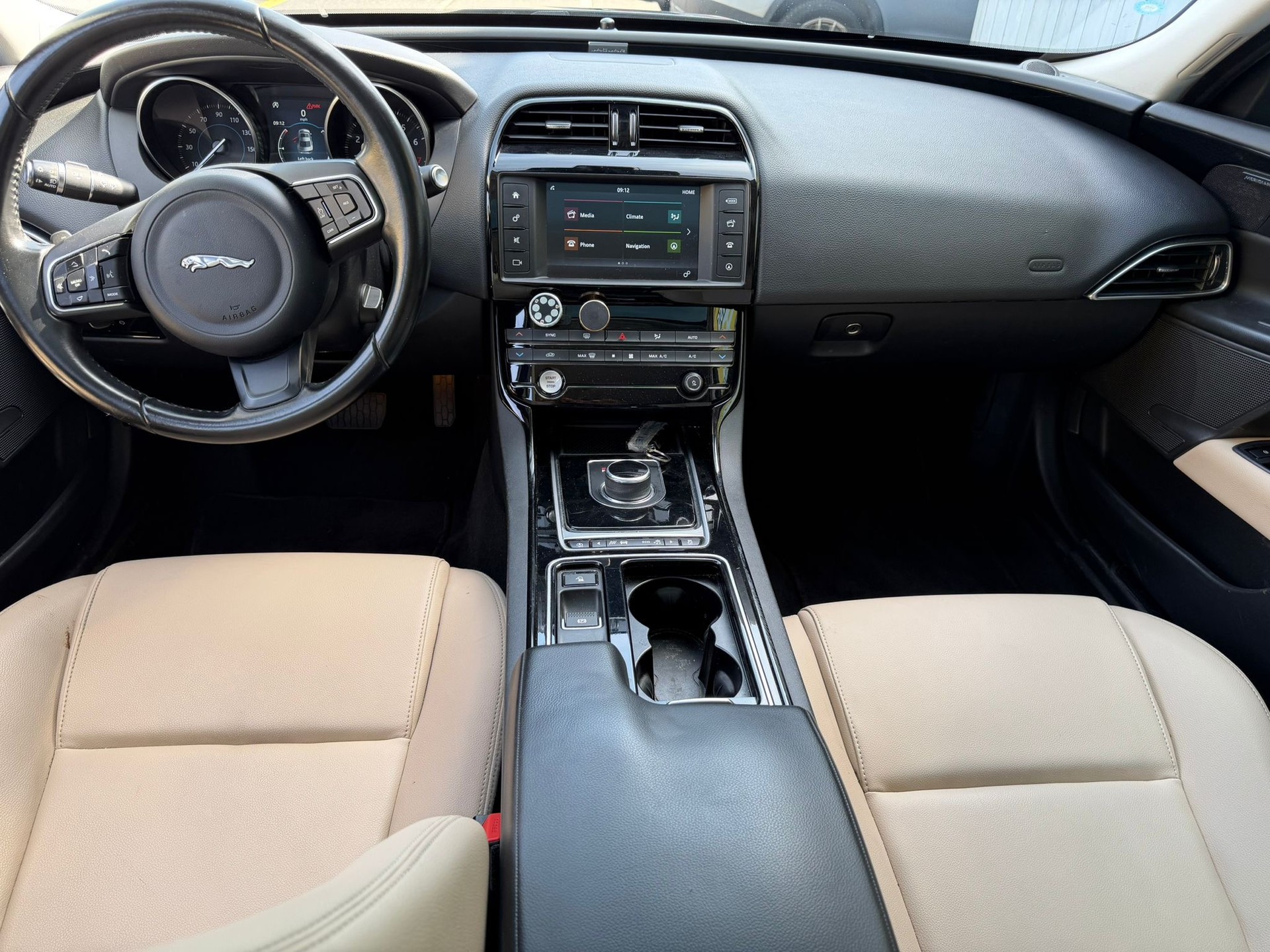 JAGUAR XE 20t 2.0 Prestige Automatic-image-15