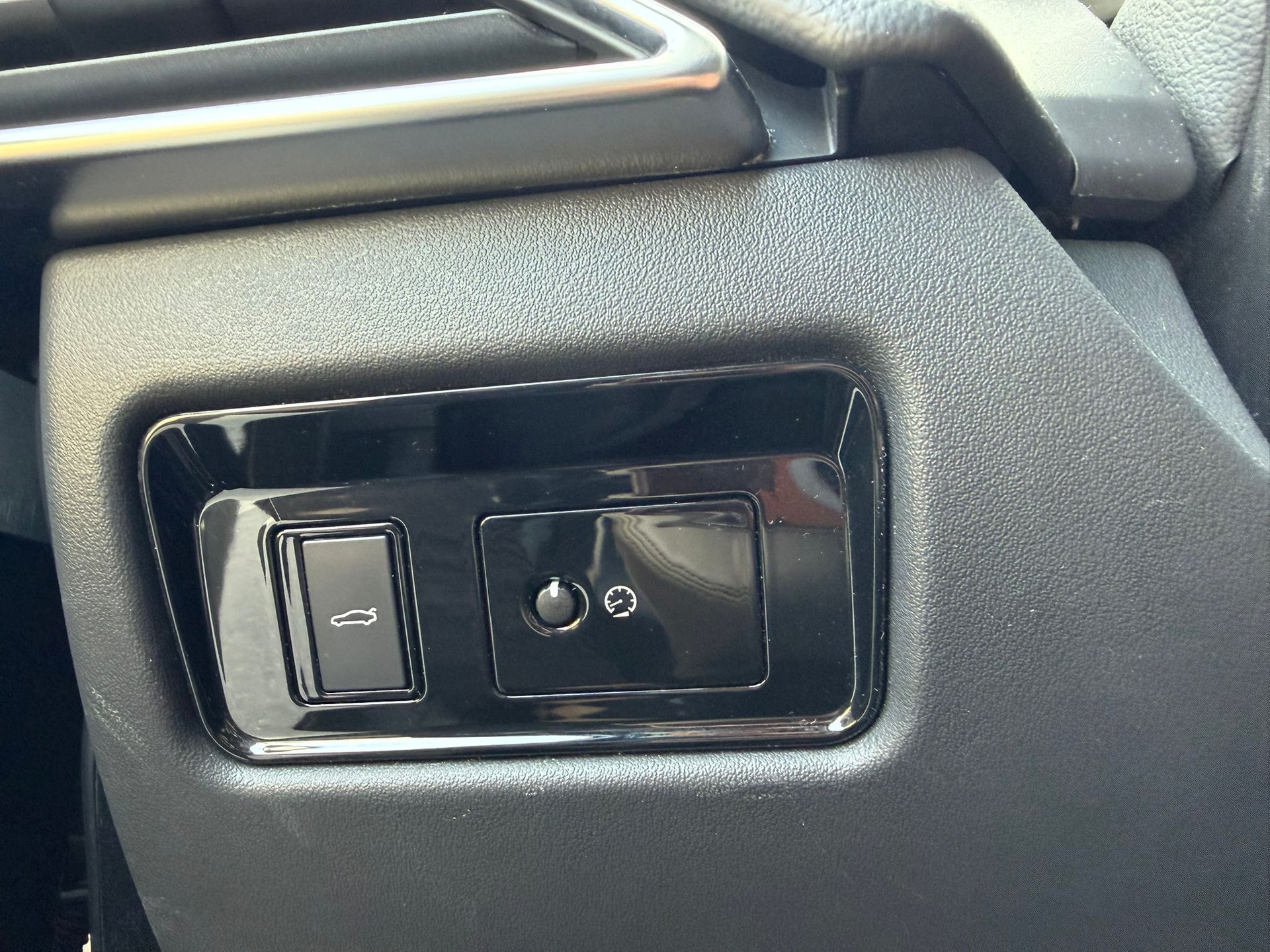 JAGUAR XE 20t 2.0 Prestige Automatic-image-10
