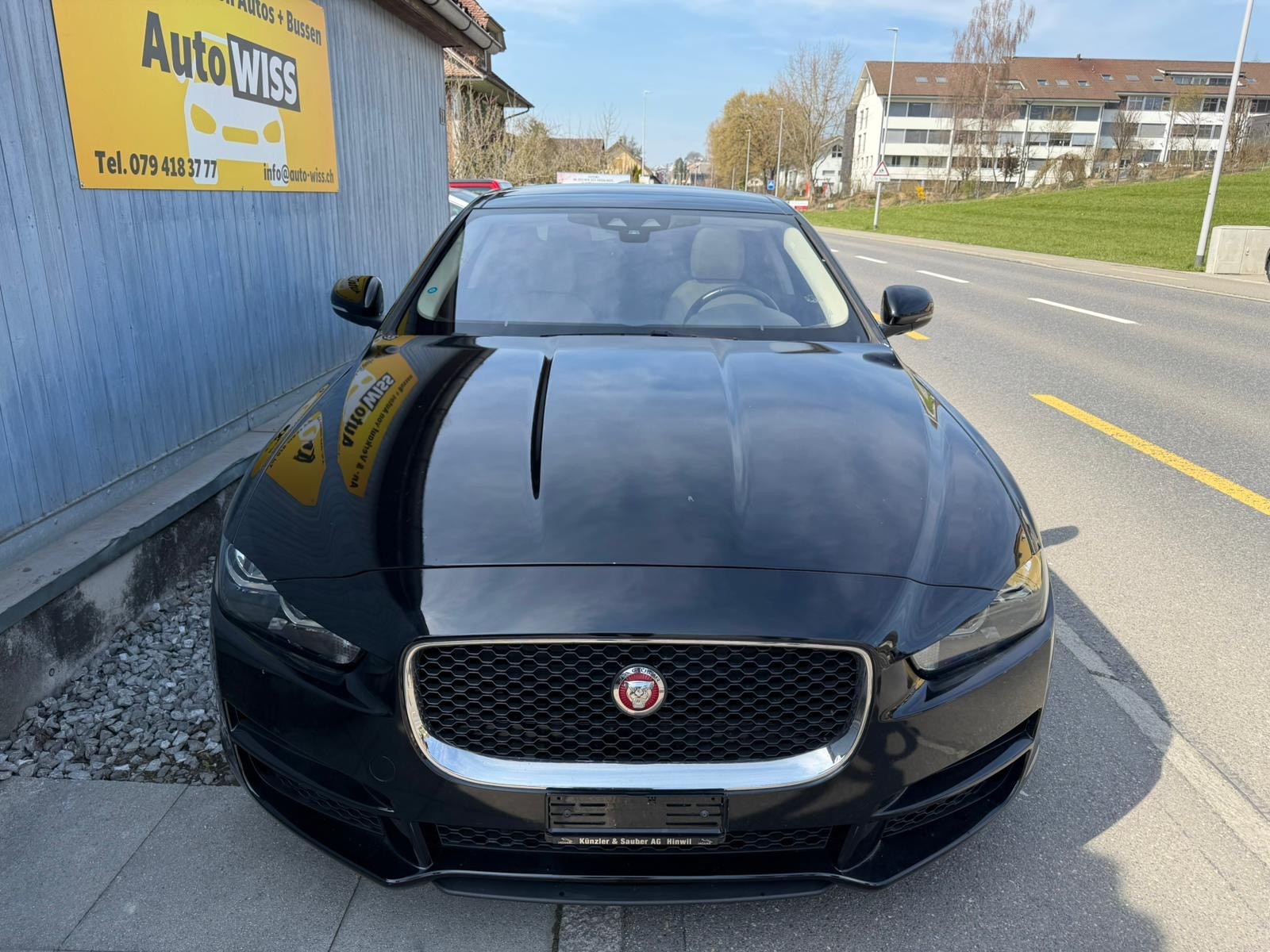JAGUAR XE 20t 2.0 Prestige Automatic-image-2