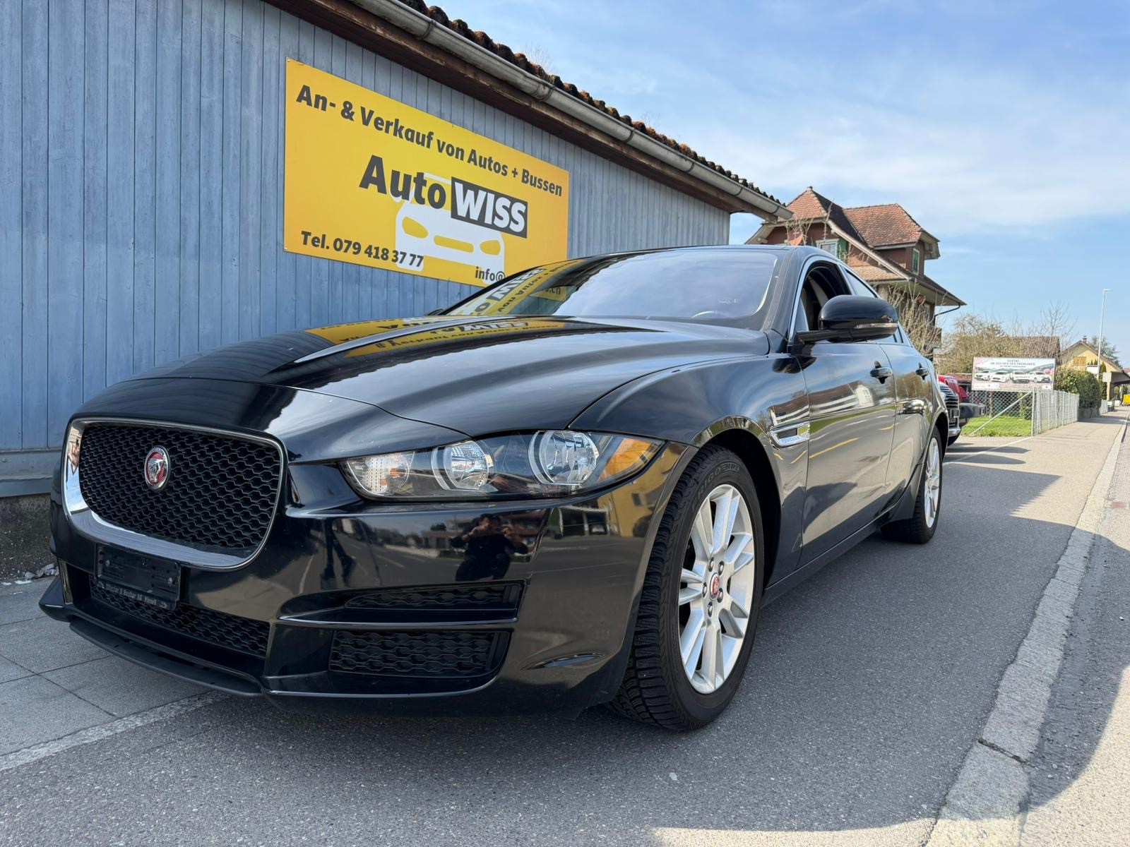 JAGUAR XE 20t 2.0 Prestige Automatic-image-3