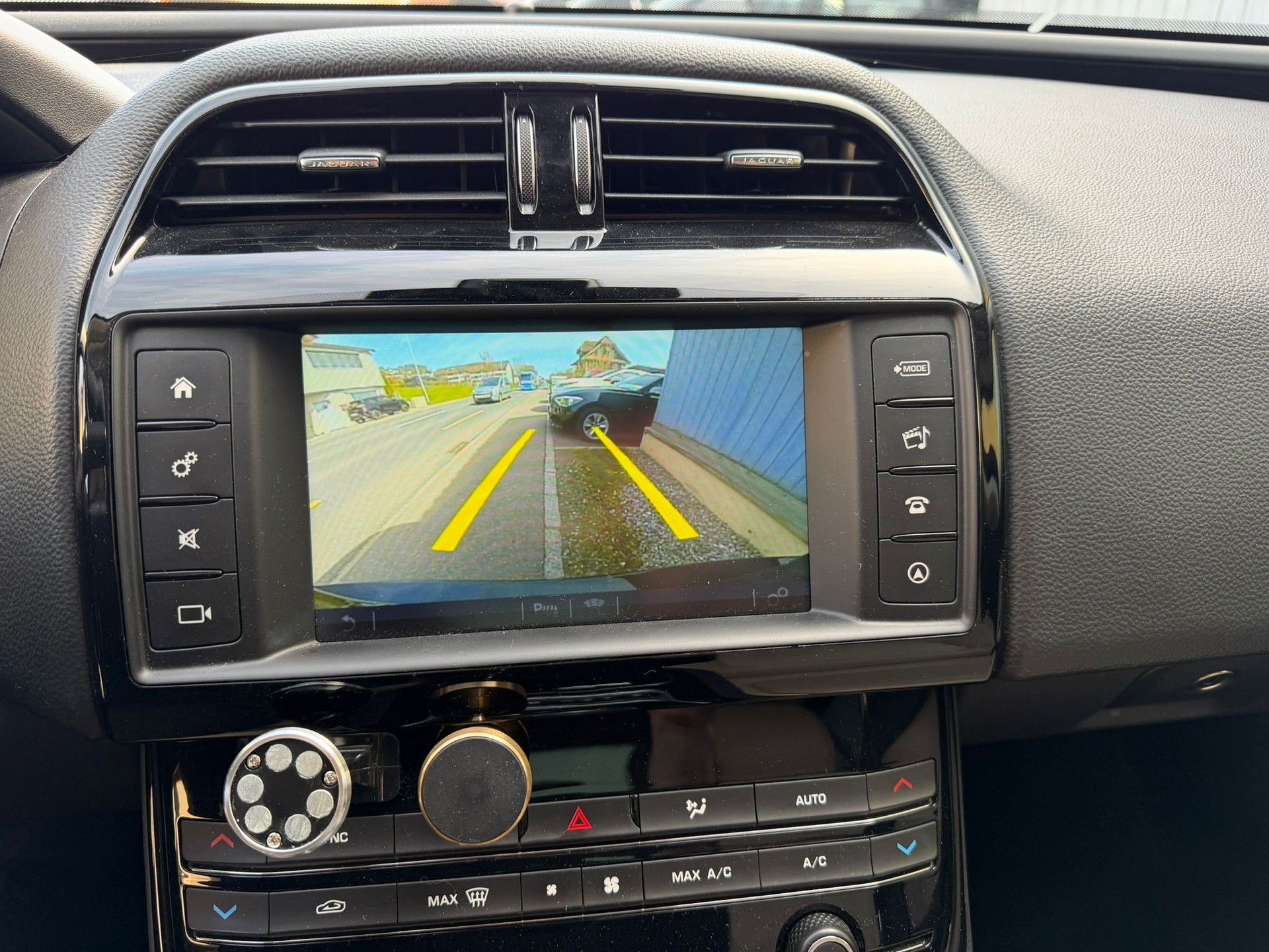 JAGUAR XE 20t 2.0 Prestige Automatic-image-12