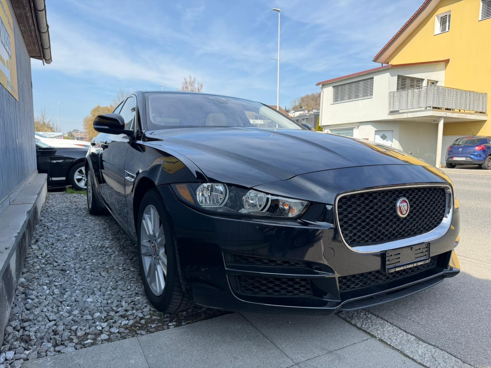 JAGUAR XE 20t 2.0 Prestige Automatic-image-1