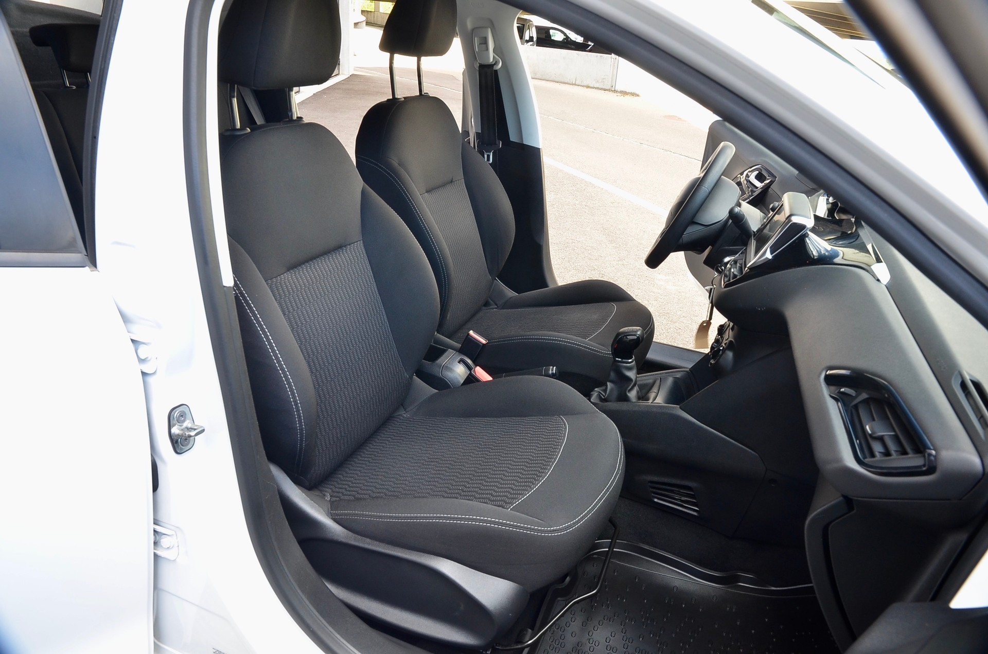PEUGEOT 208 1.2 PureTech Active-image-10