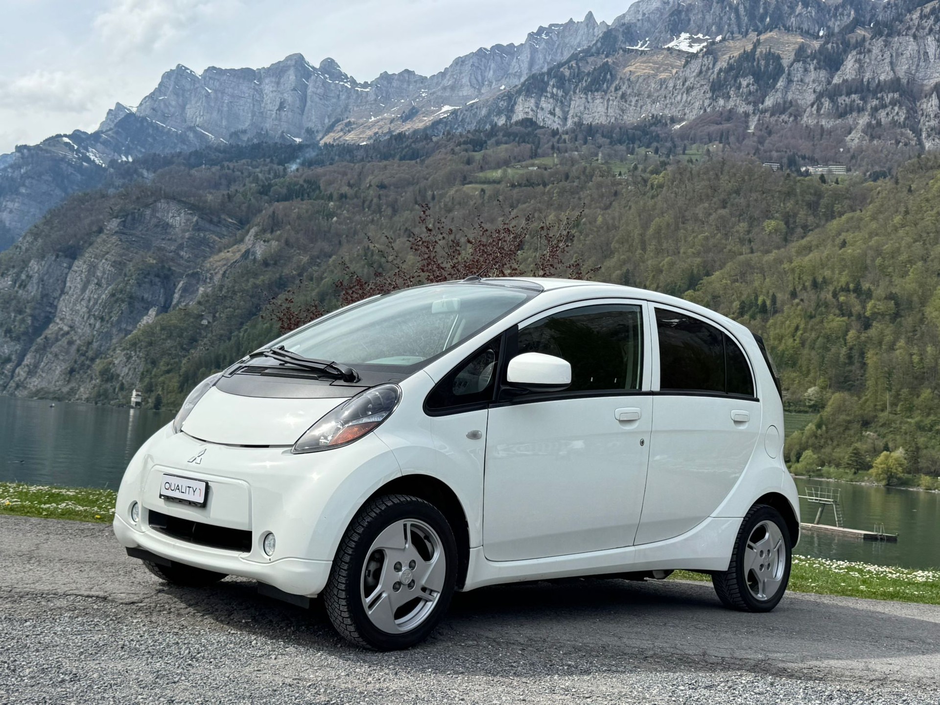 MITSUBISHI i MiEV-showroom-element-1