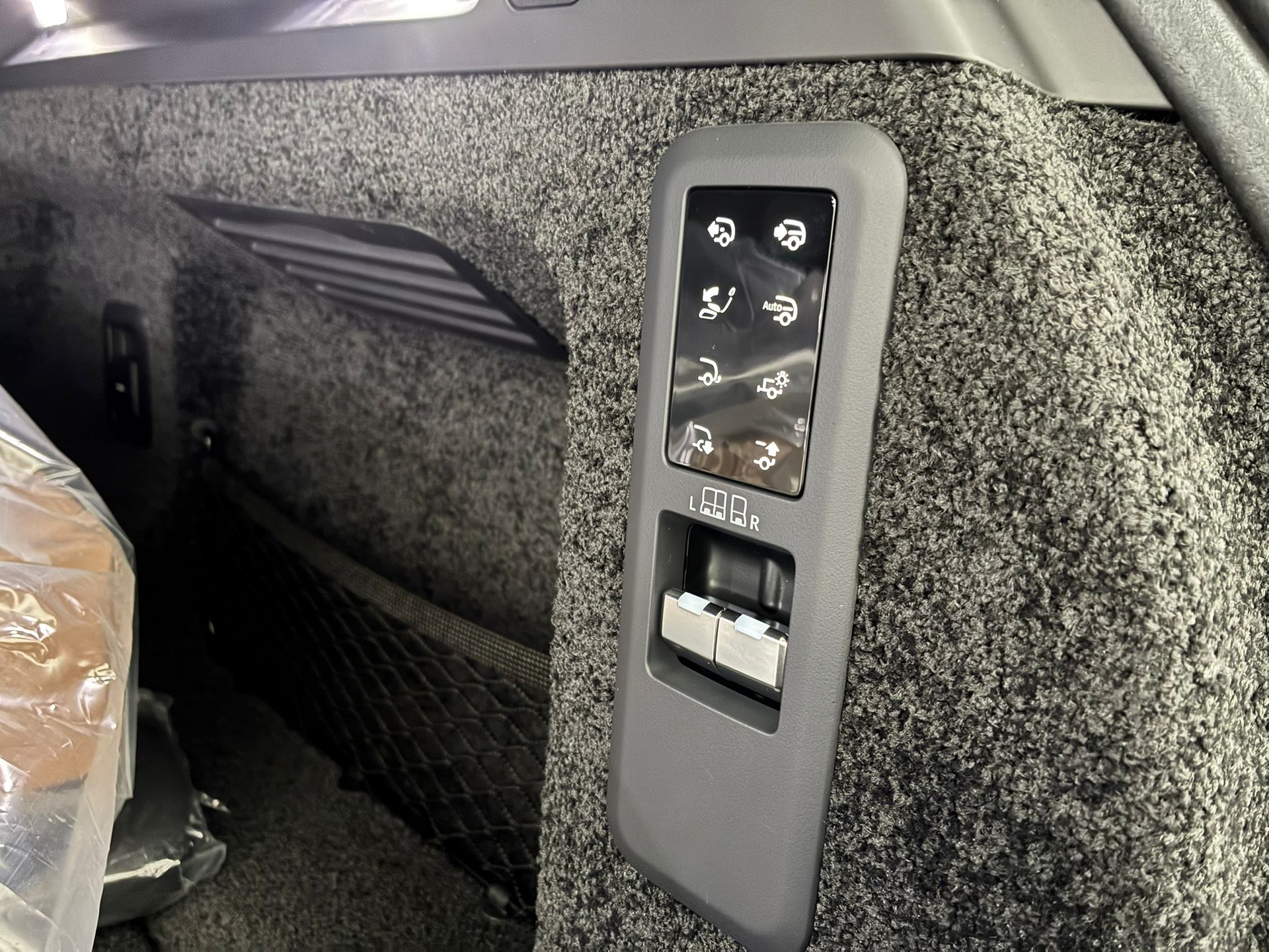 LAND ROVER Range Rover P615 4.4 V8 SV Black Automatic-image-9