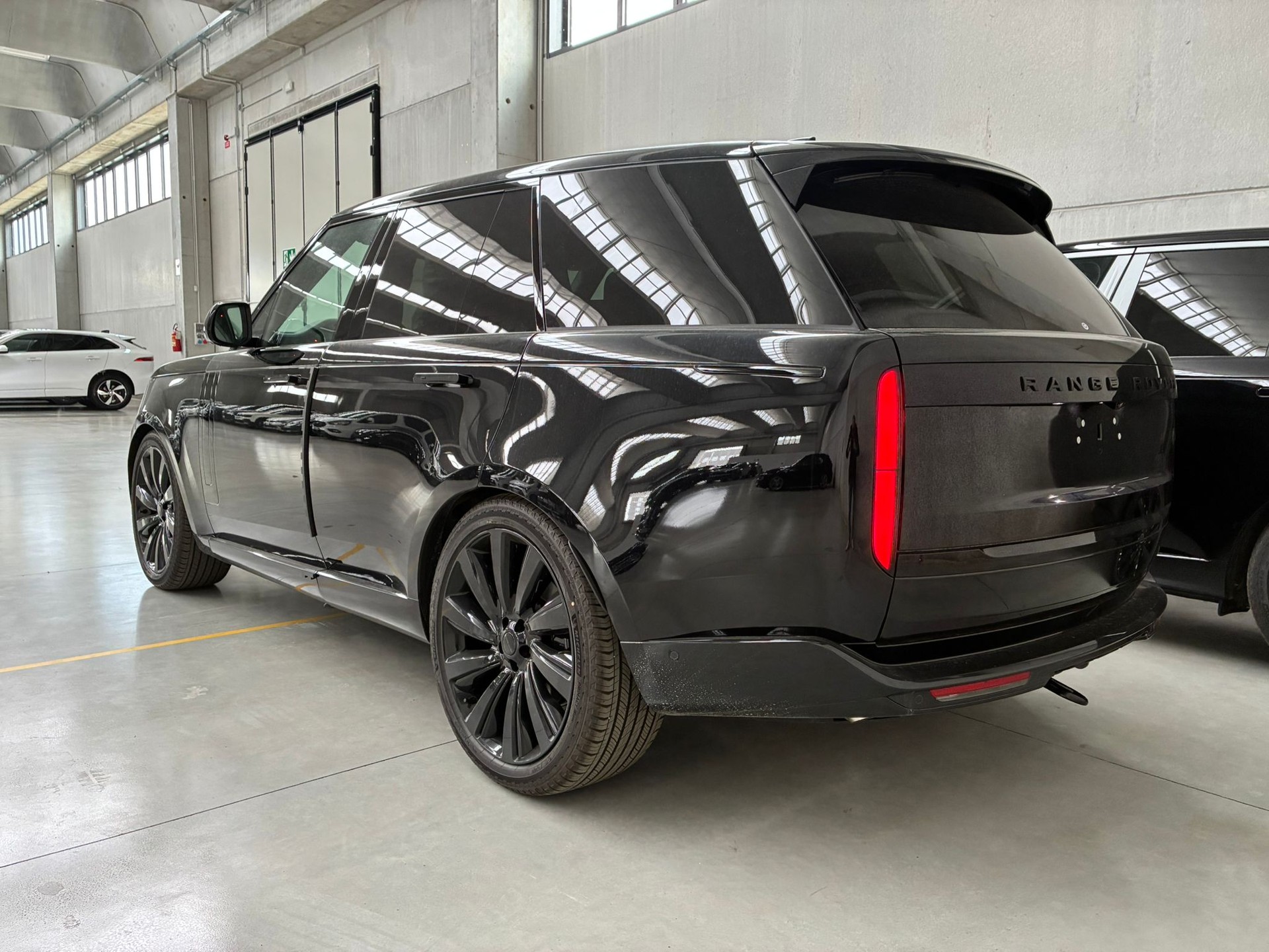 LAND ROVER Range Rover P615 4.4 V8 SV Black Automatic-image-3