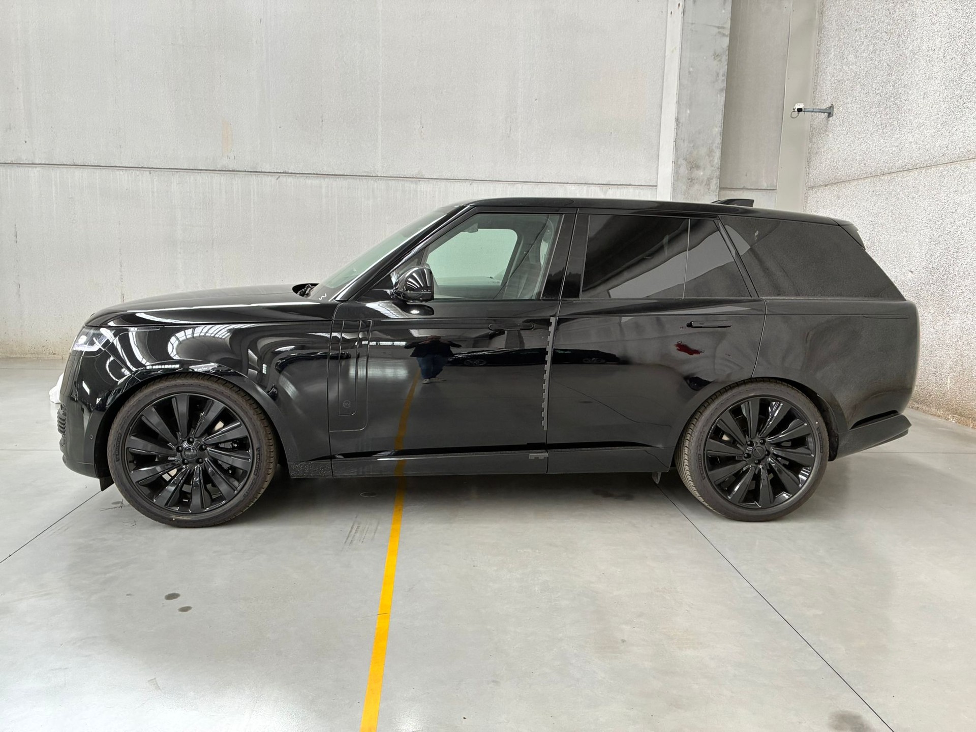 LAND ROVER Range Rover P615 4.4 V8 SV Black Automatic-image-2