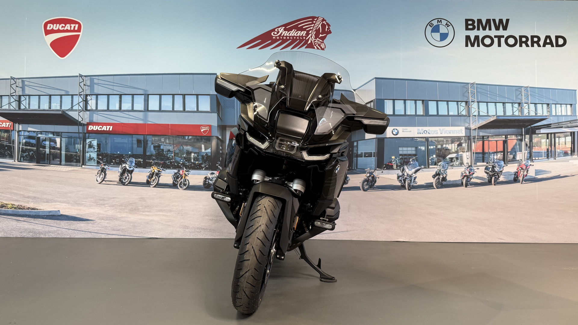 BMW R 1300 RT Triple Black *Prime 2500CHF inclus* Leasing dès 2.9%-showroom-element-1
