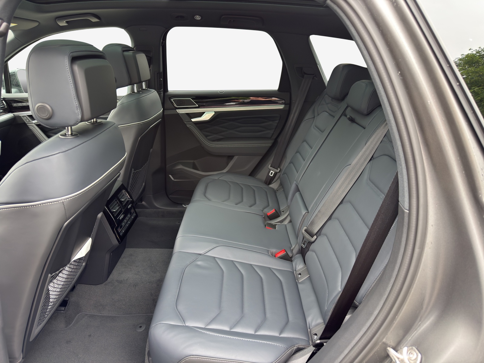 VW Touareg 3.0 TDI R-Line Final Edition Tiptronic-image-8