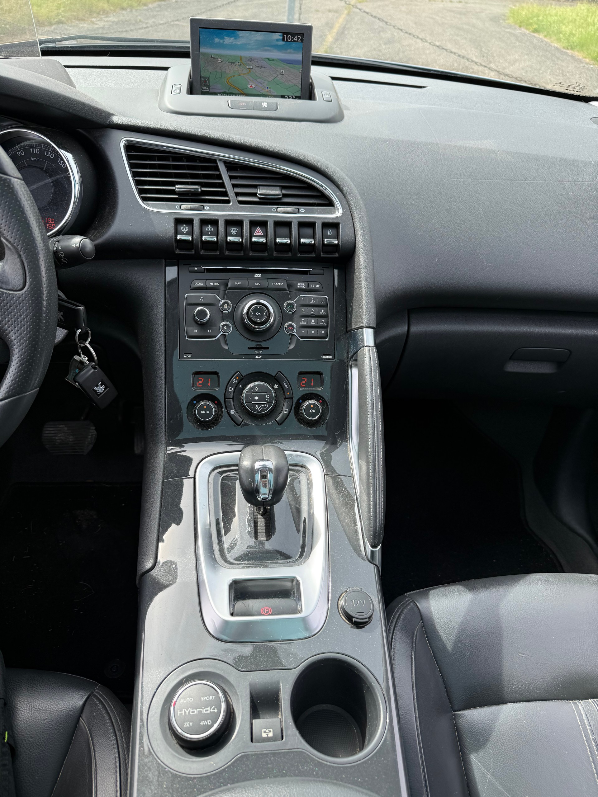 PEUGEOT 3008 HYbrid4 2.0 HDI EGS6-image-9