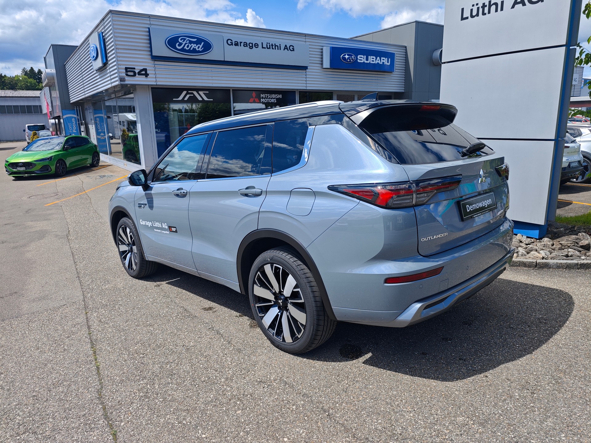 MITSUBISHI Outlander 2.4 PHEV Instyle Black Line 4WD Automatic-image-5