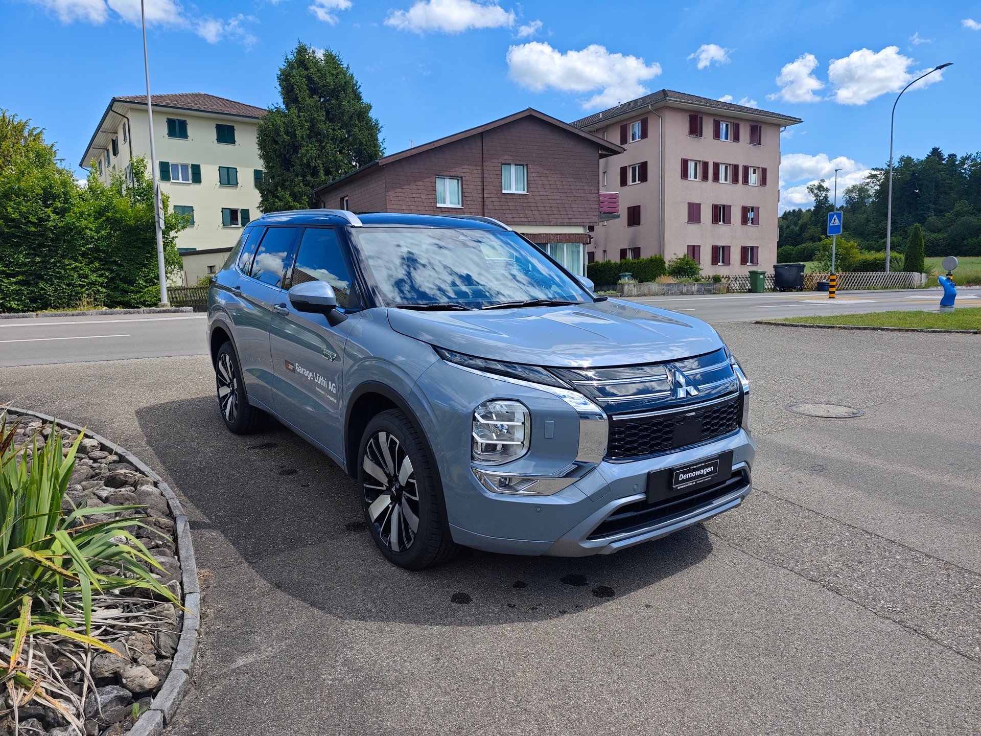 MITSUBISHI Outlander 2.4 PHEV Instyle Black Line 4WD Automatic-image-3
