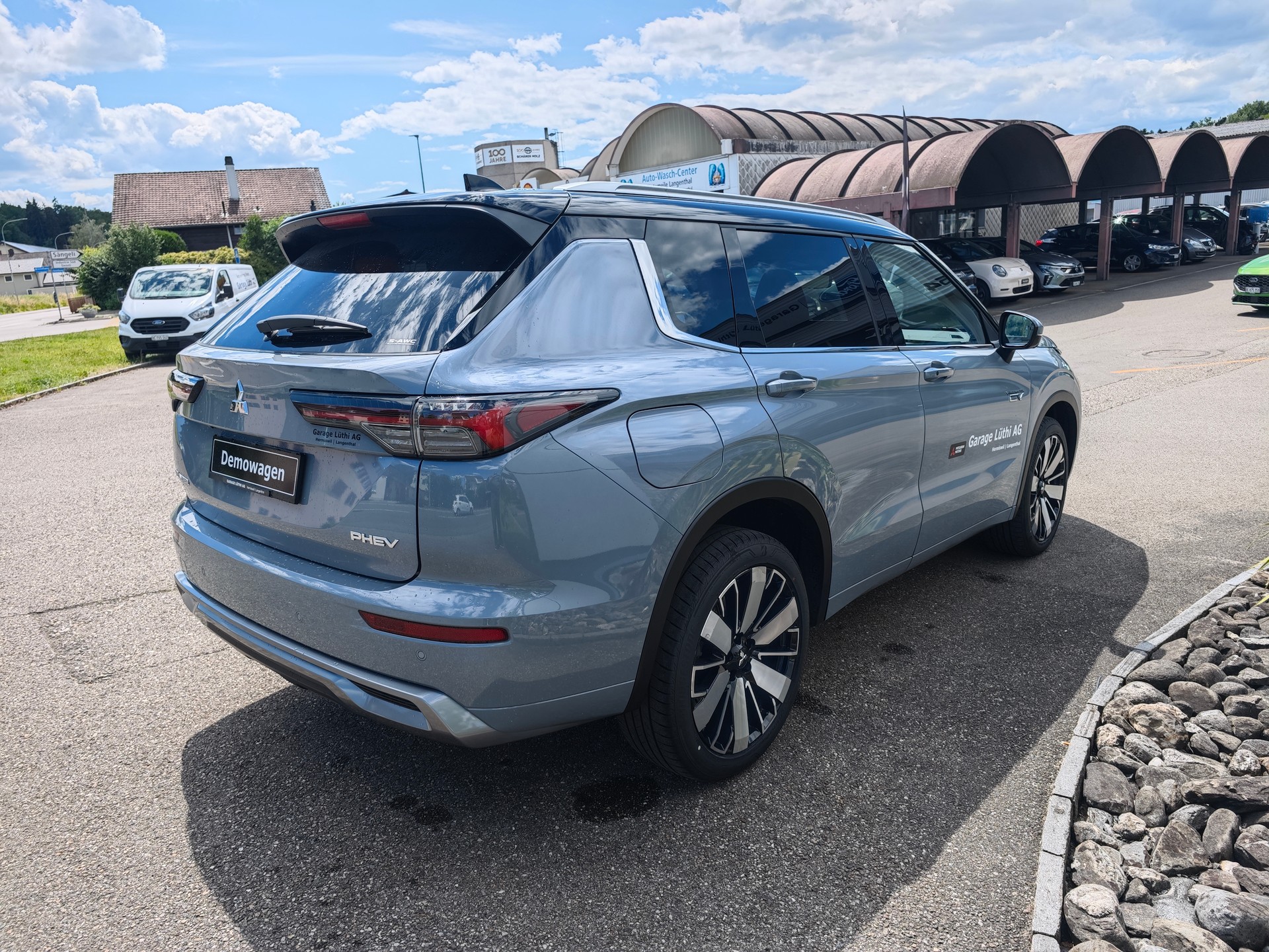 MITSUBISHI Outlander 2.4 PHEV Instyle Black Line 4WD Automatic-image-4
