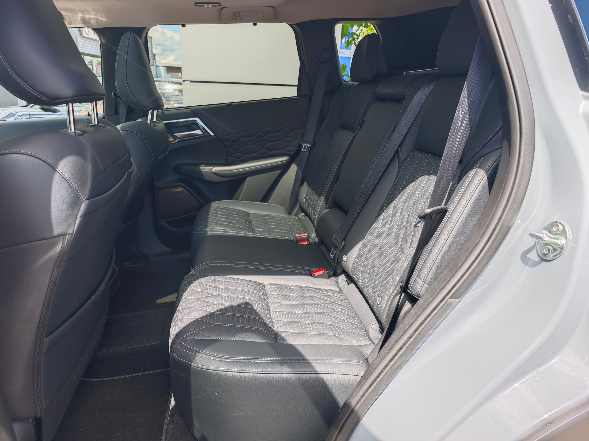 MITSUBISHI Outlander 2.4 PHEV Instyle Black Line 4WD Automatic-image-9