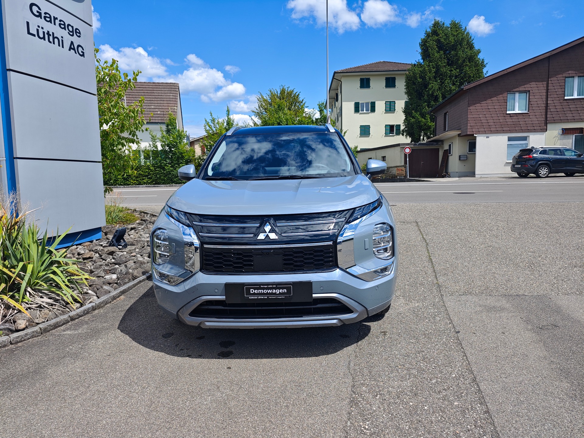 MITSUBISHI Outlander 2.4 PHEV Instyle Black Line 4WD Automatic-image-2