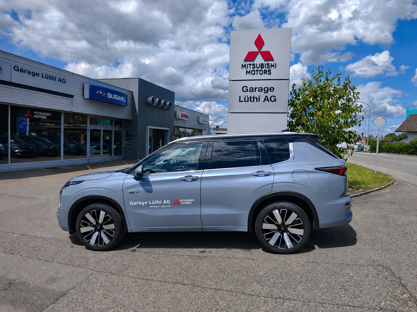 MITSUBISHI Outlander 2.4 PHEV Instyle Black Line 4WD Automatic-image-1