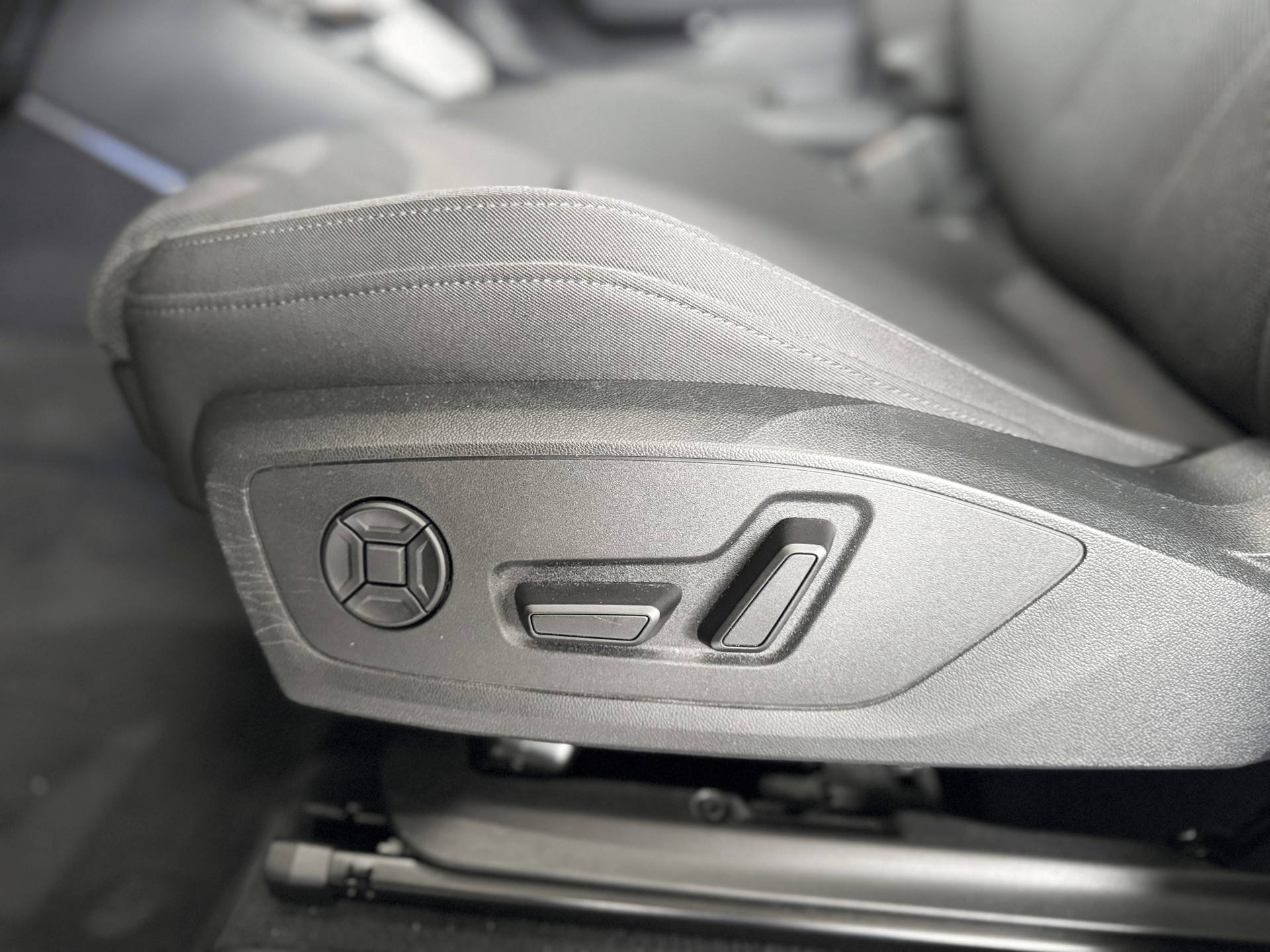 AUDI Q3 35 TDI advanced Attraction quattro S-tronic-image-9