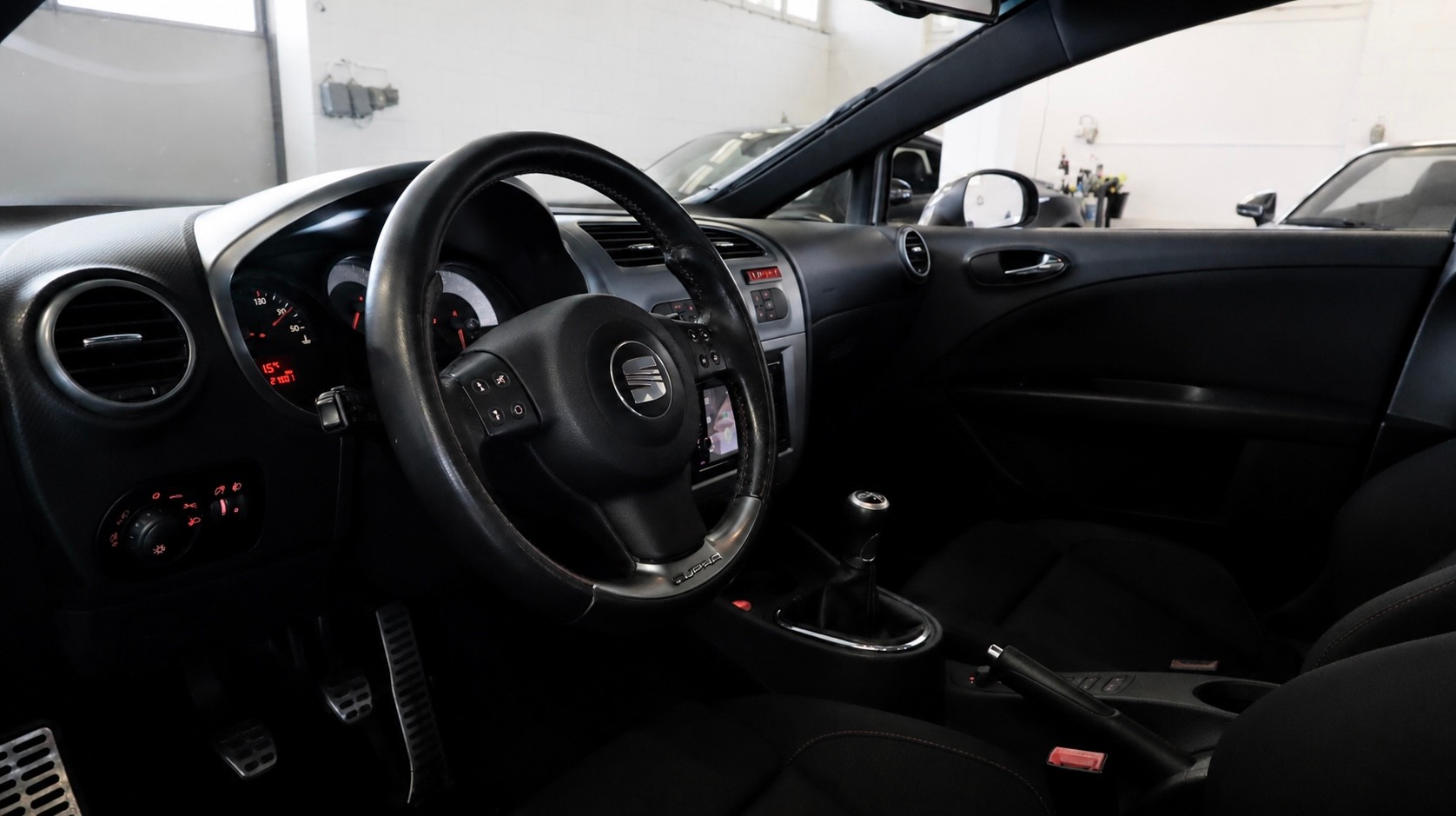 SEAT Leon 2.0 TSI Cupra-image-2