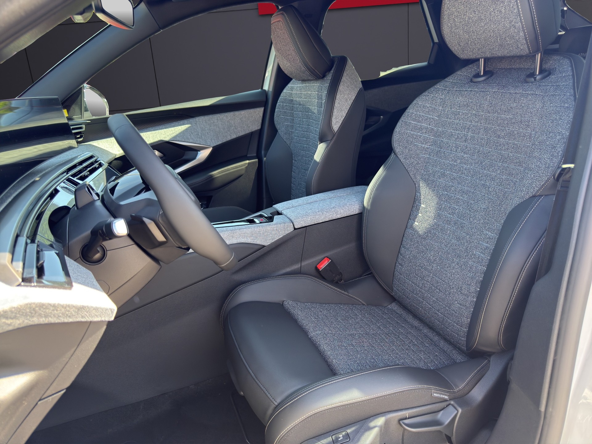PEUGEOT 3008 e-Allure Premium AWD-image-4