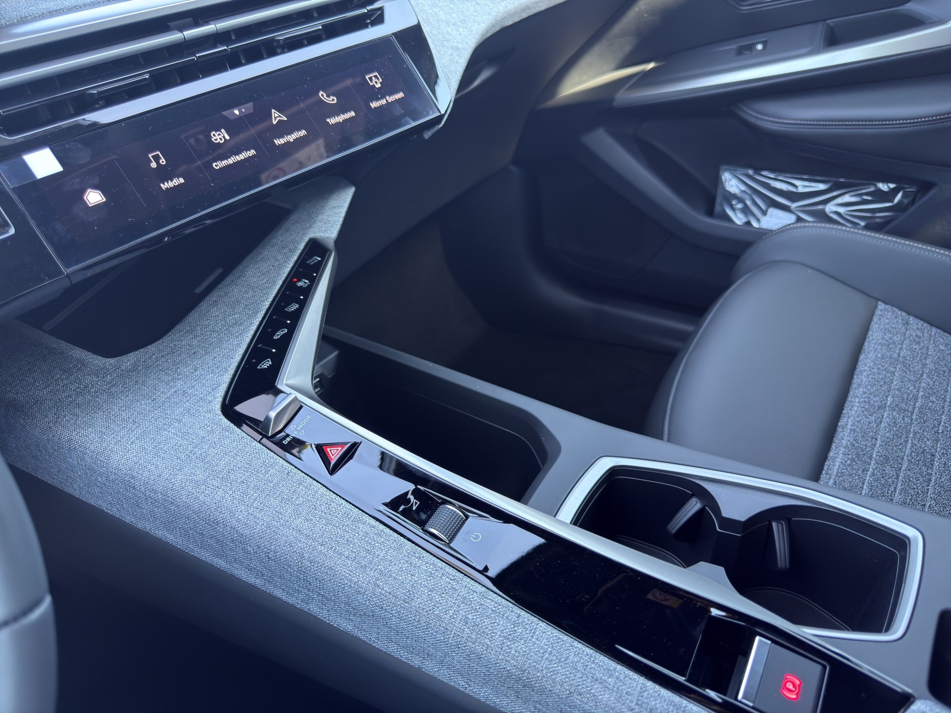 PEUGEOT 3008 e-Allure Premium AWD-image-9