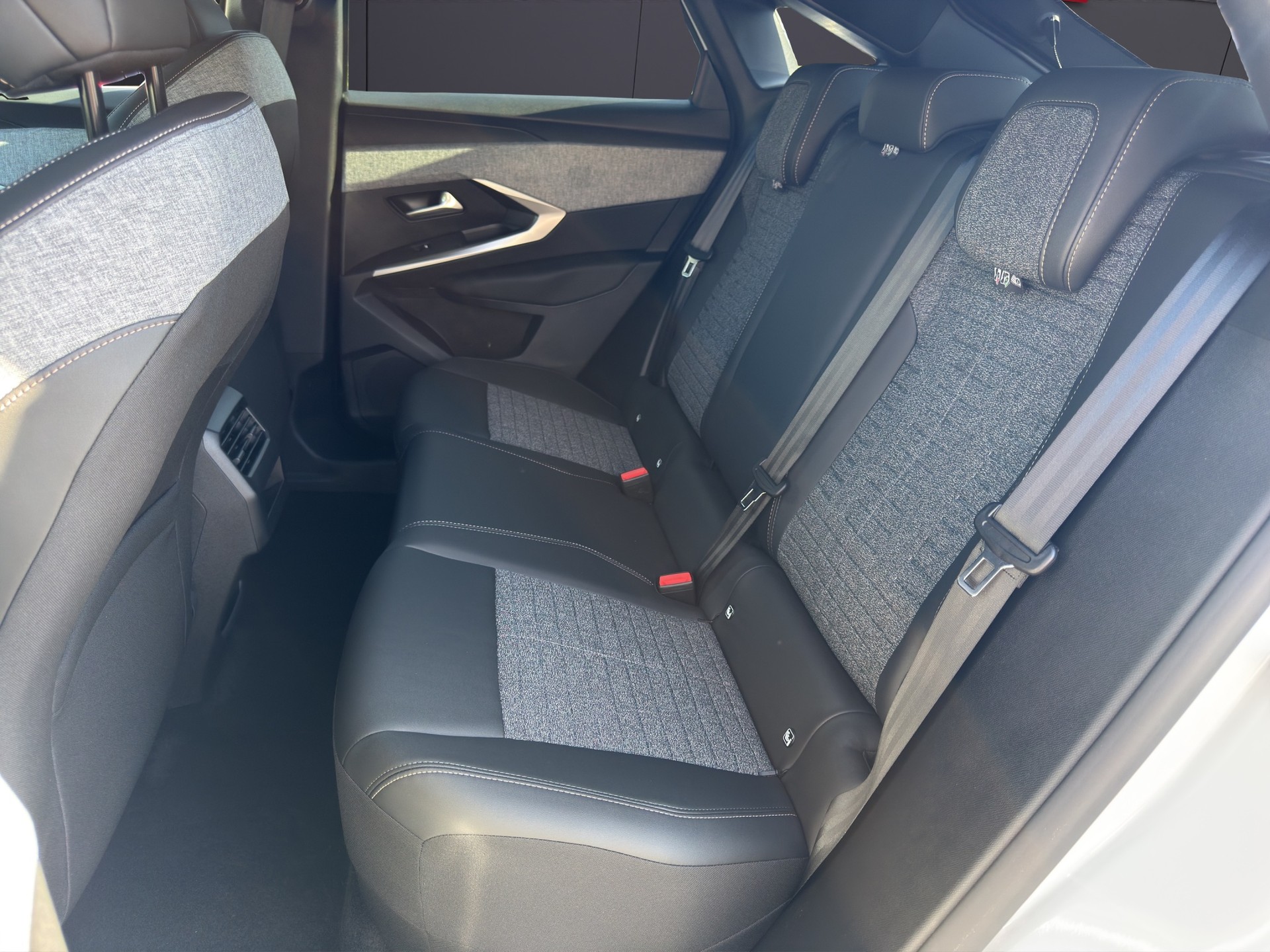 PEUGEOT 3008 e-Allure Premium AWD-image-5