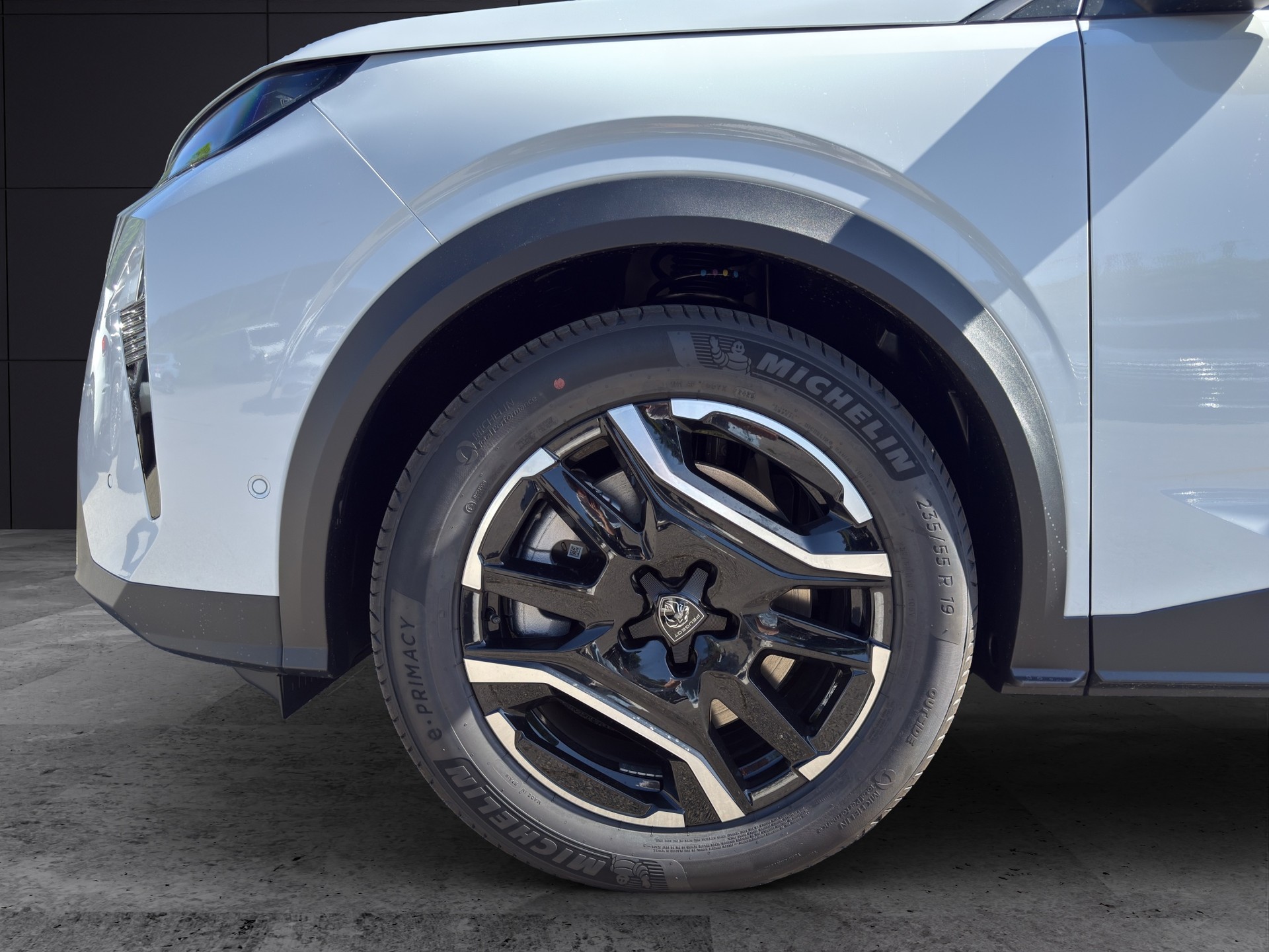 PEUGEOT 3008 e-Allure Premium AWD-image-3
