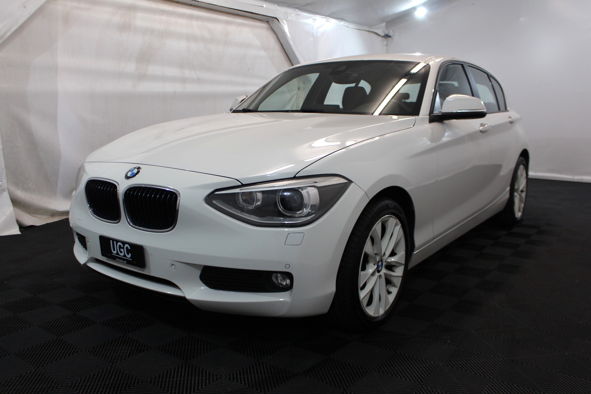 BMW 116d-showroom-element-2