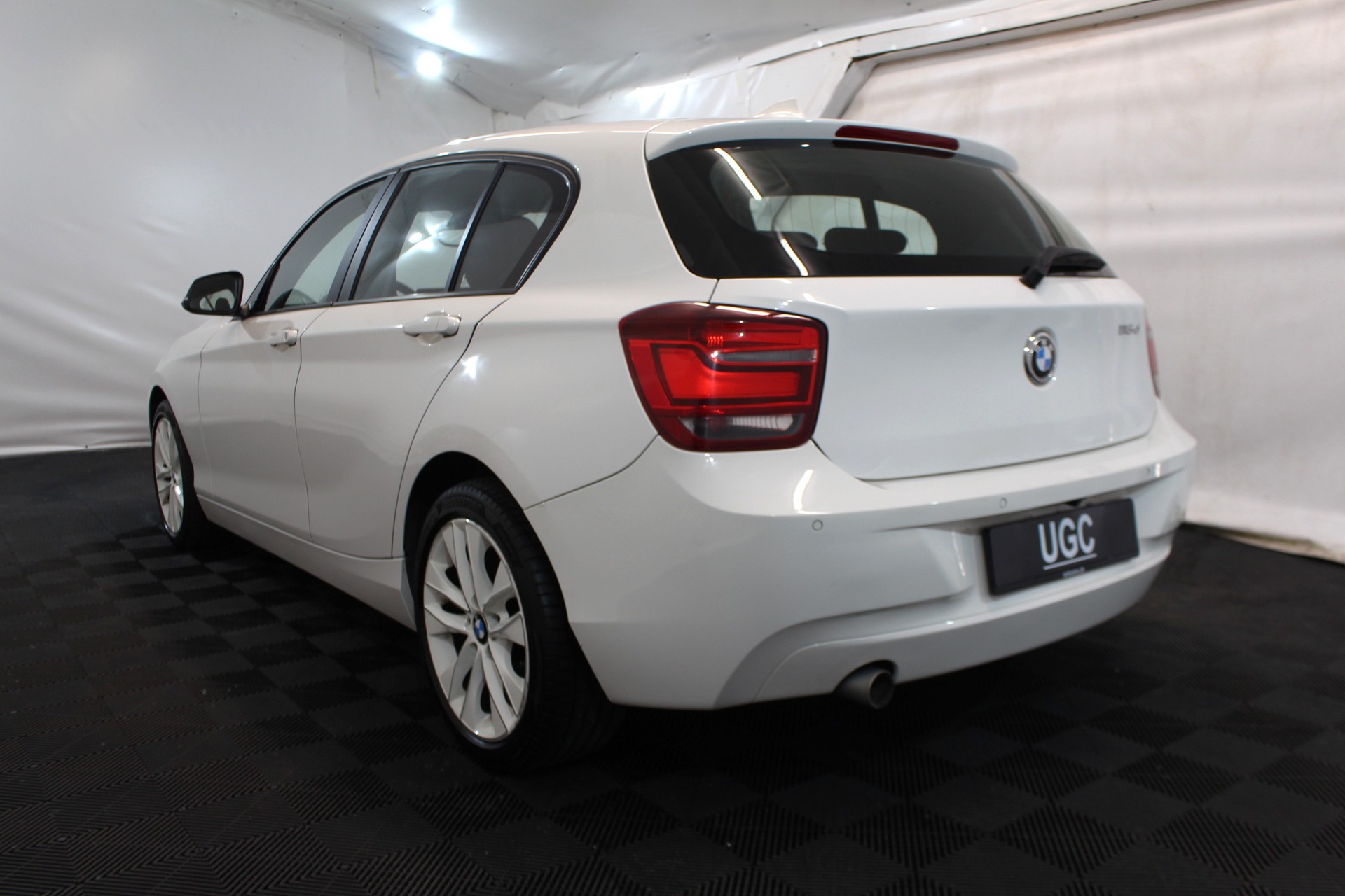 BMW 116d-showroom-element-3