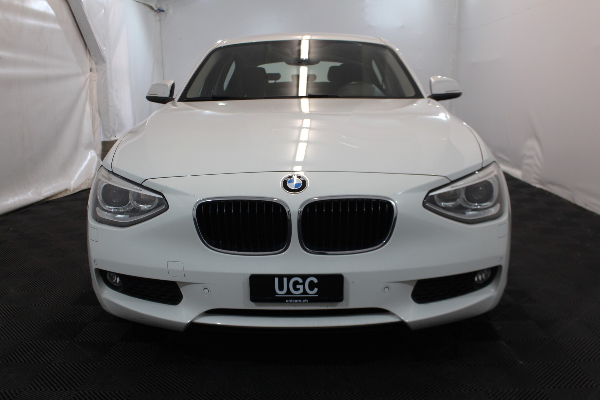 BMW 116d-showroom-element-1