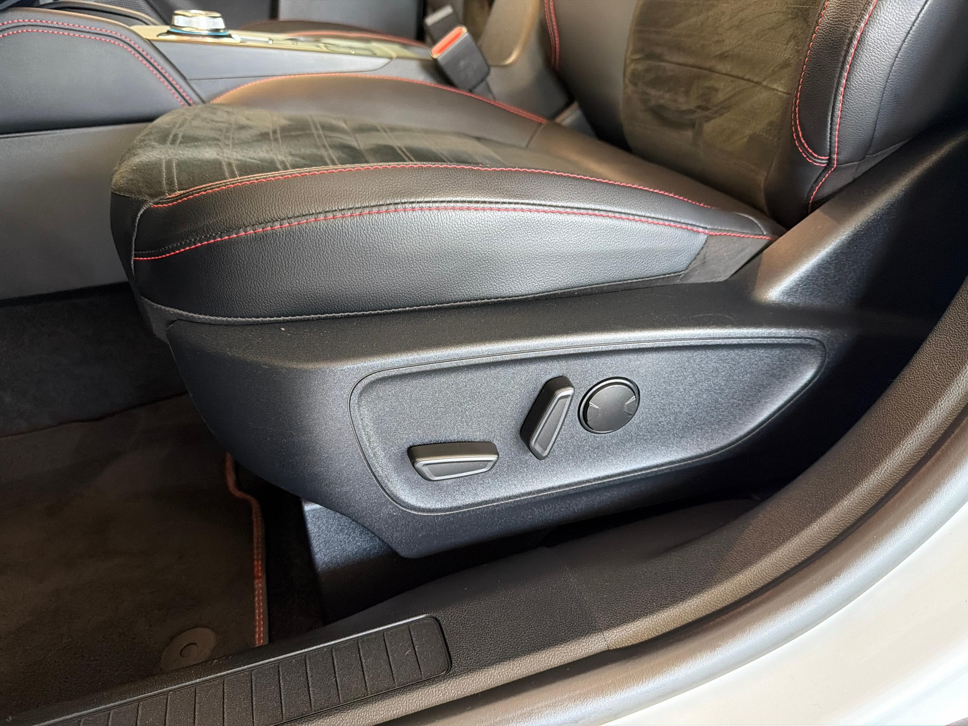 FORD Kuga 2.5 Plug-in Hybrid ST-Line X-image-10
