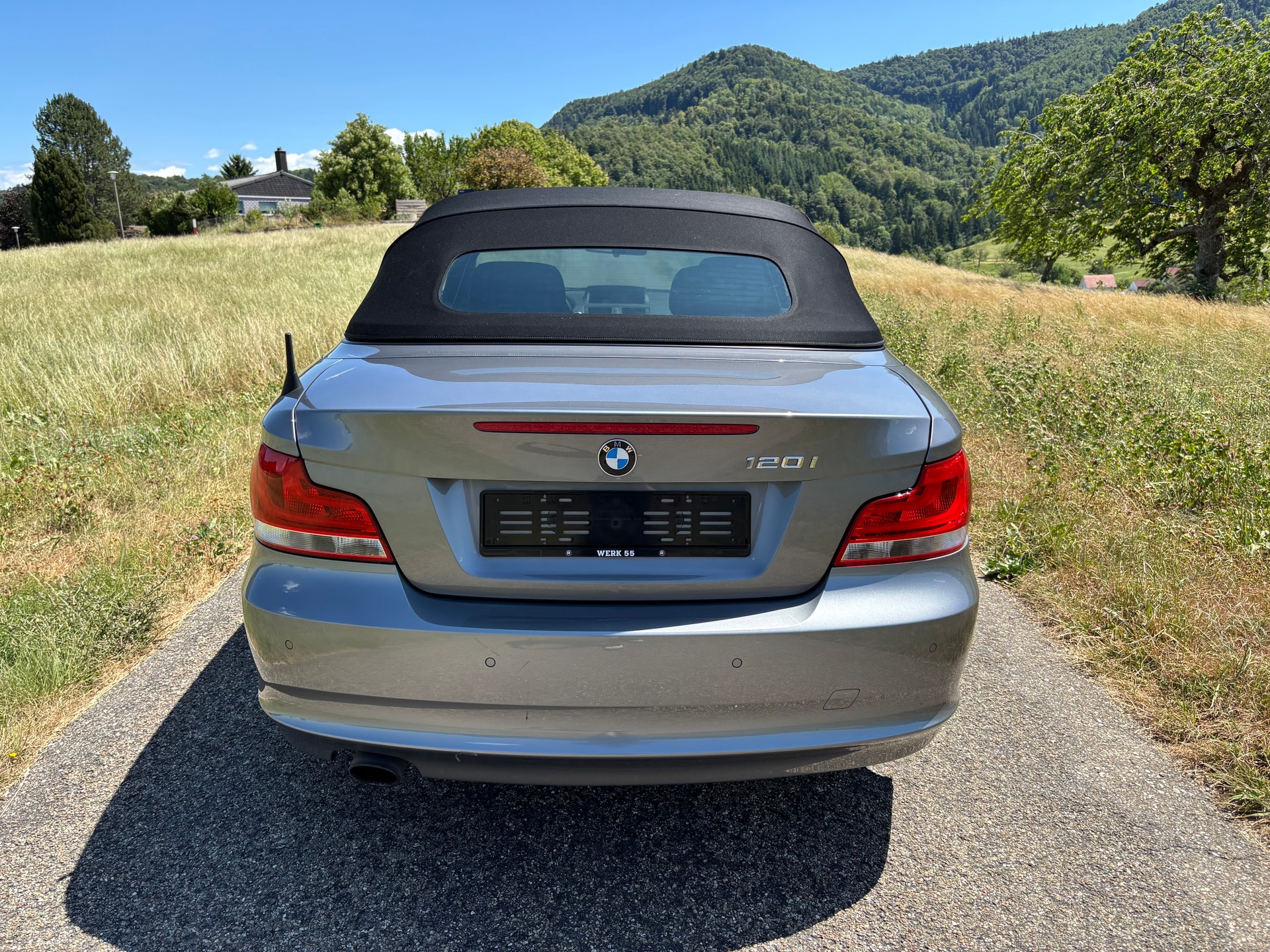 BMW 120i Cabrio-image-4