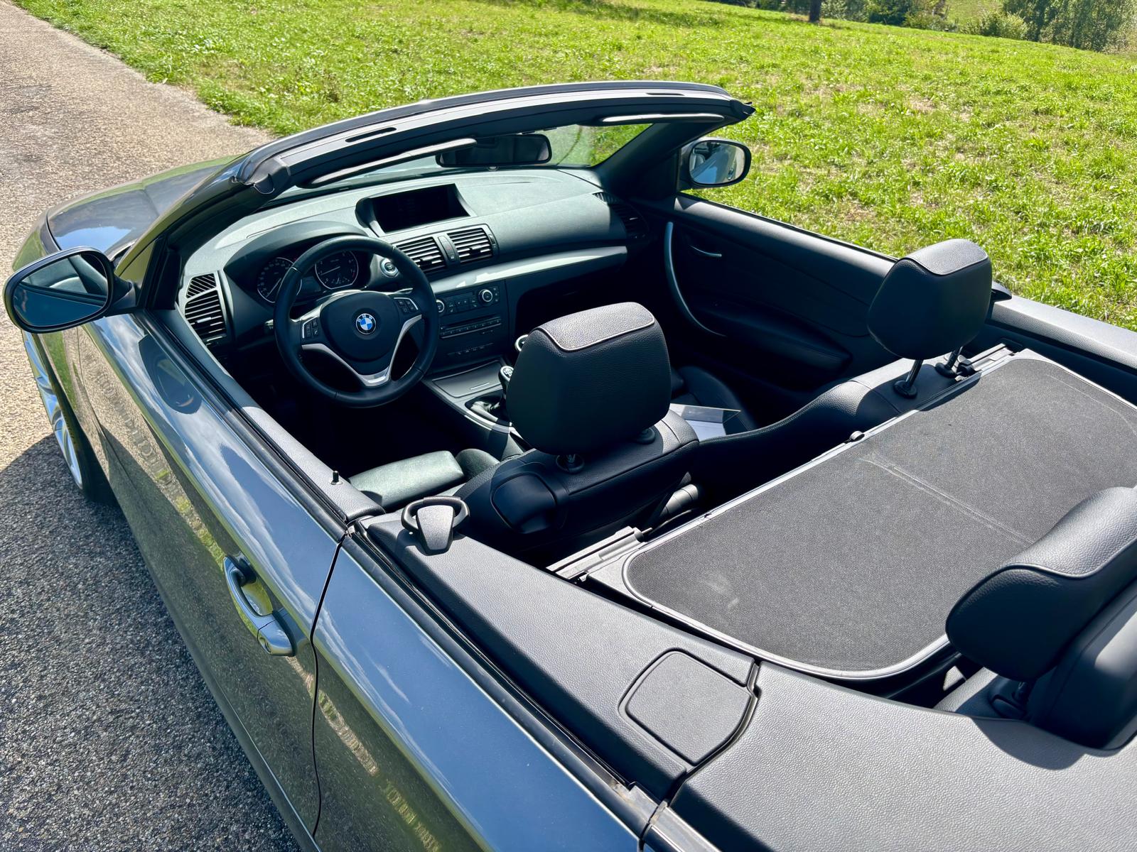 BMW 120i Cabrio-image-8