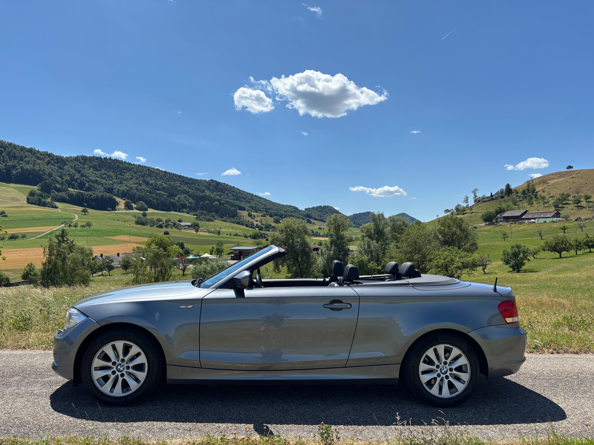 BMW 120i Cabrio-image-6
