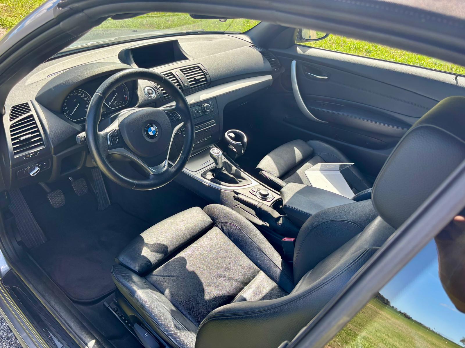 BMW 120i Cabrio-image-7